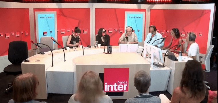 Béatrice Dalle dans "La bande originale" sur France Inter avec les chroniqueurs. | Capture d'écran Closer