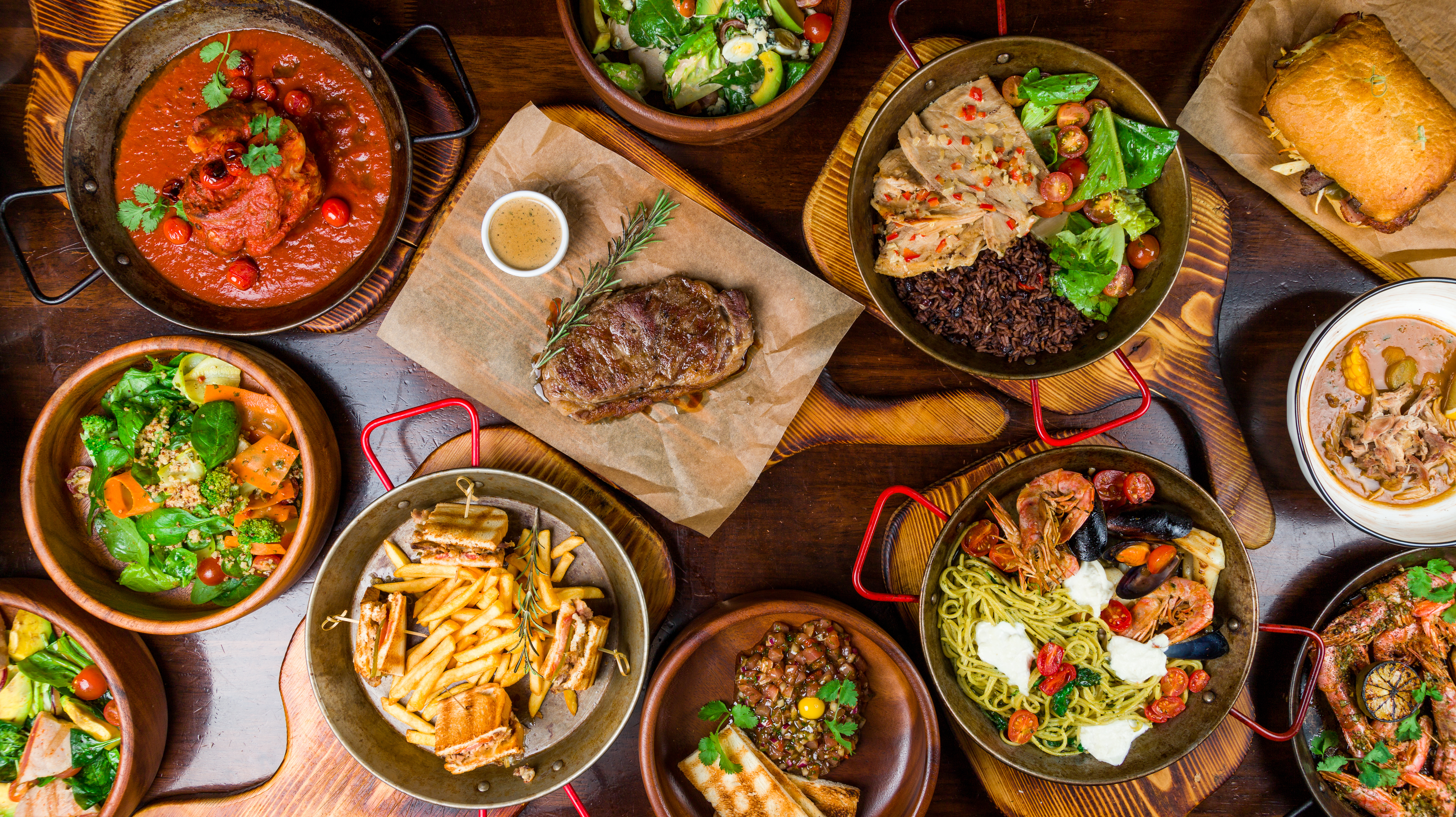 table pleine de nourriture | Shutterstock