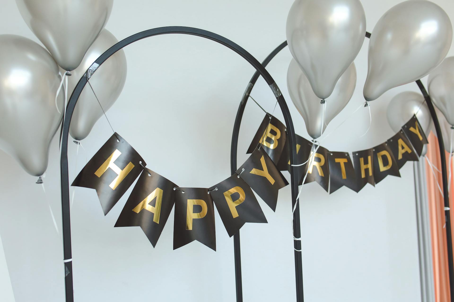 Une bannière de joyeux anniversaire et des ballons | Source : Pexels