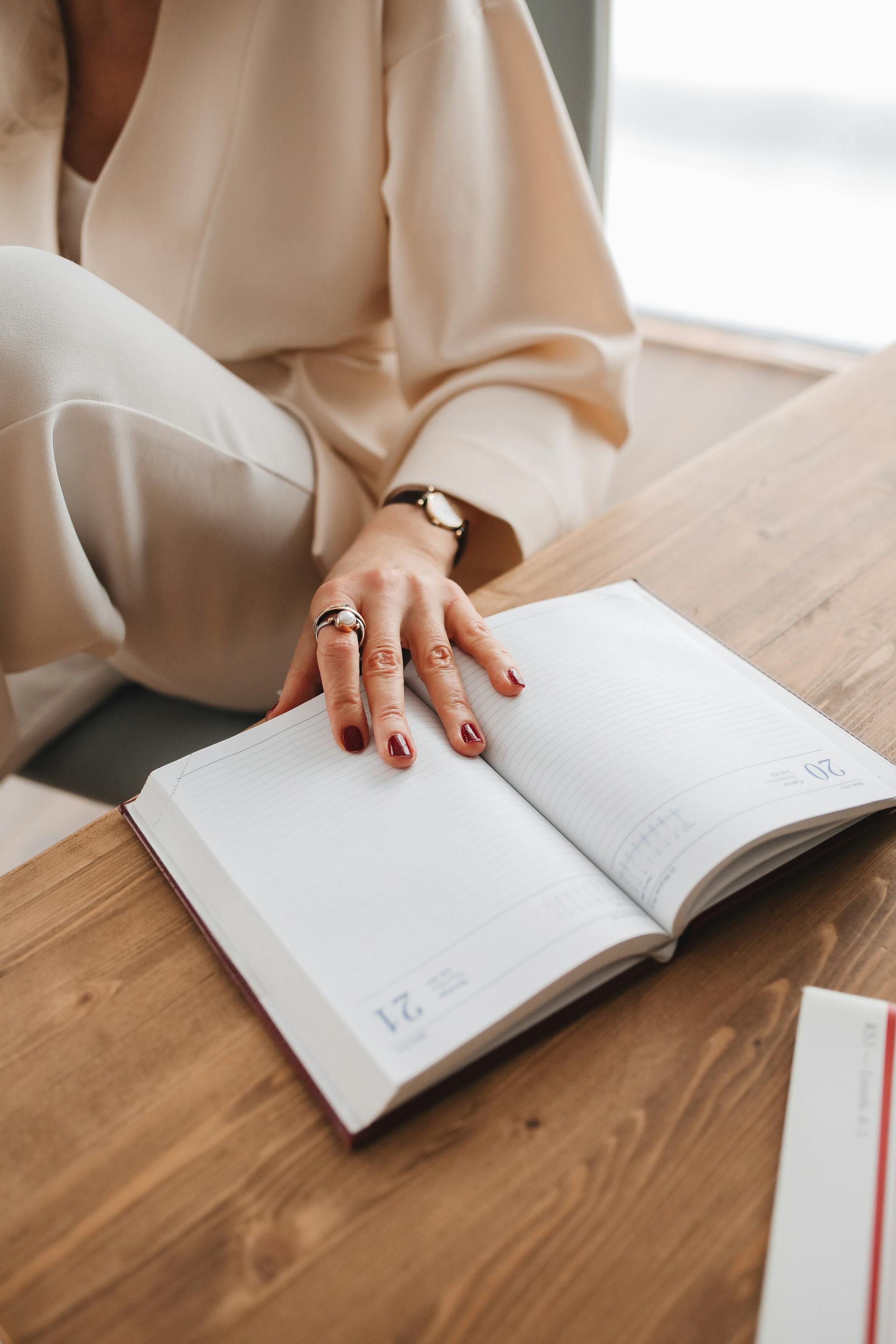 Une femme vérifie son agenda | Source : Pexels