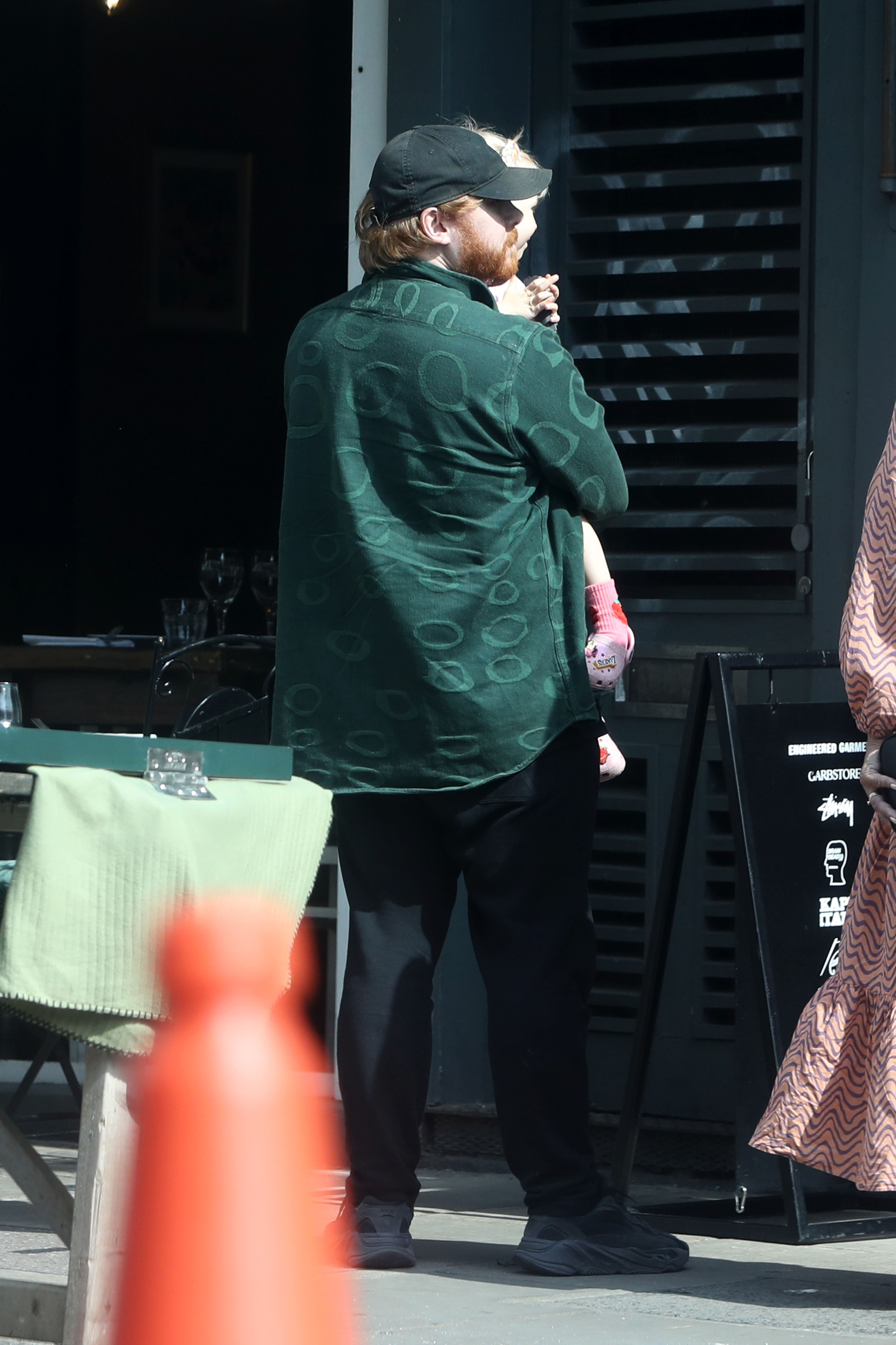 Rupert Grint vu en balade avec sa fille le 8 septembre 2023, à Londres, Royaume-Uni | Source : Getty Images