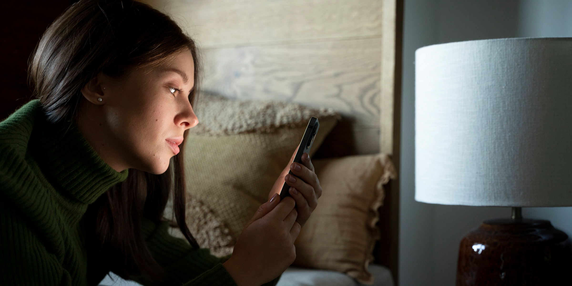 Une femme qui regarde son téléphone | Source : Freepik