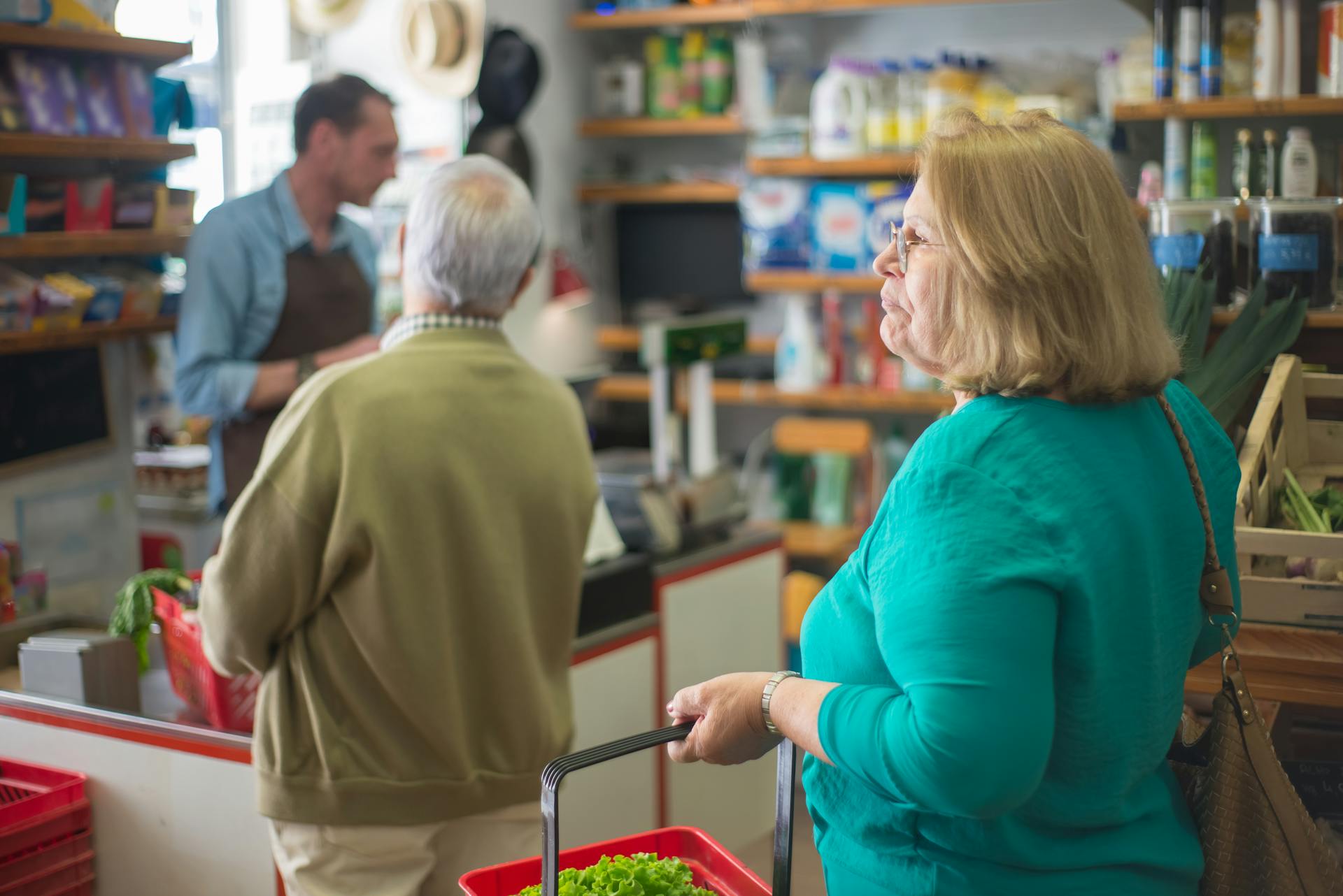 Des gens dans une épicerie | Source : Pexels