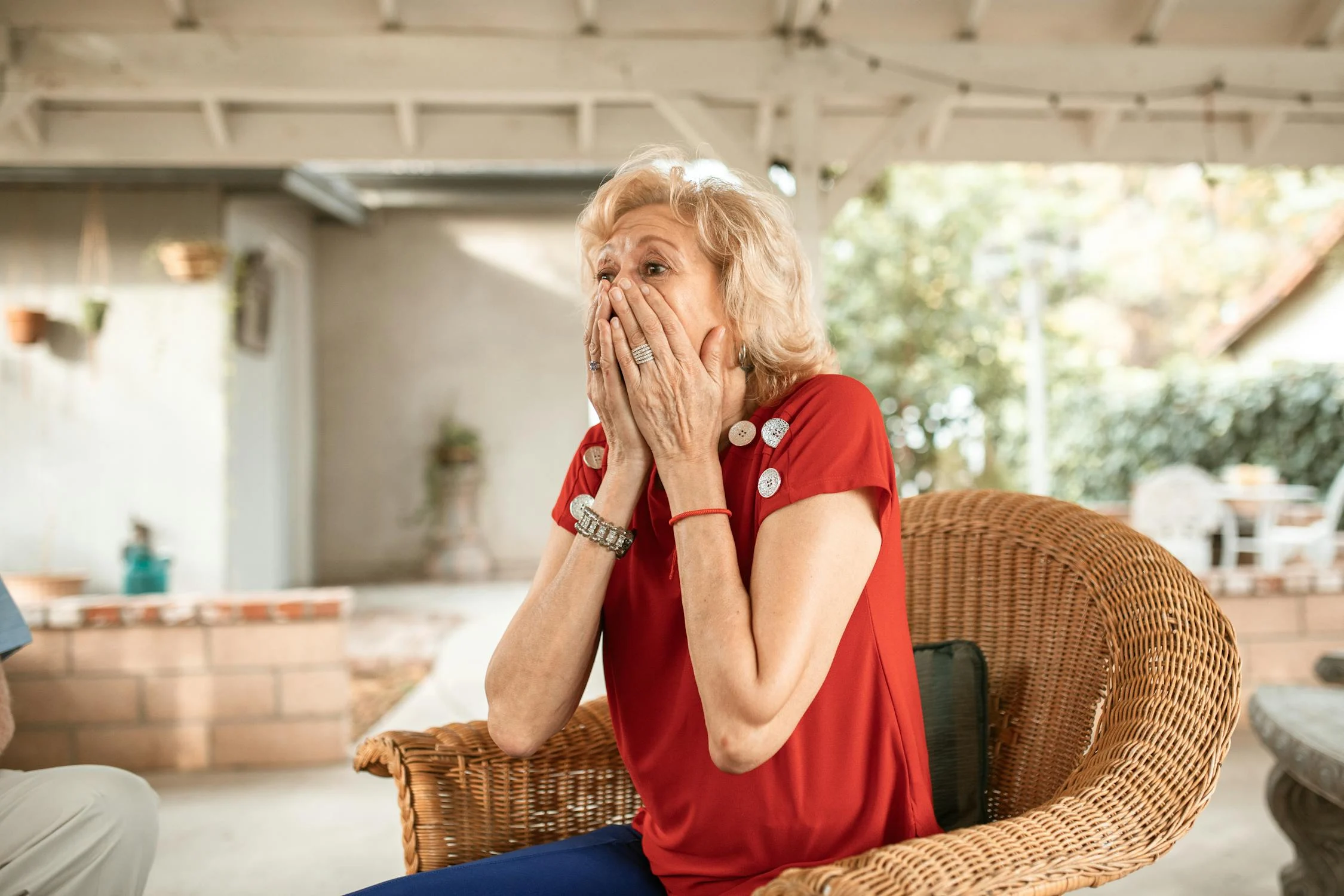 Une femme choquée se couvrant le visage | Source : Pexels