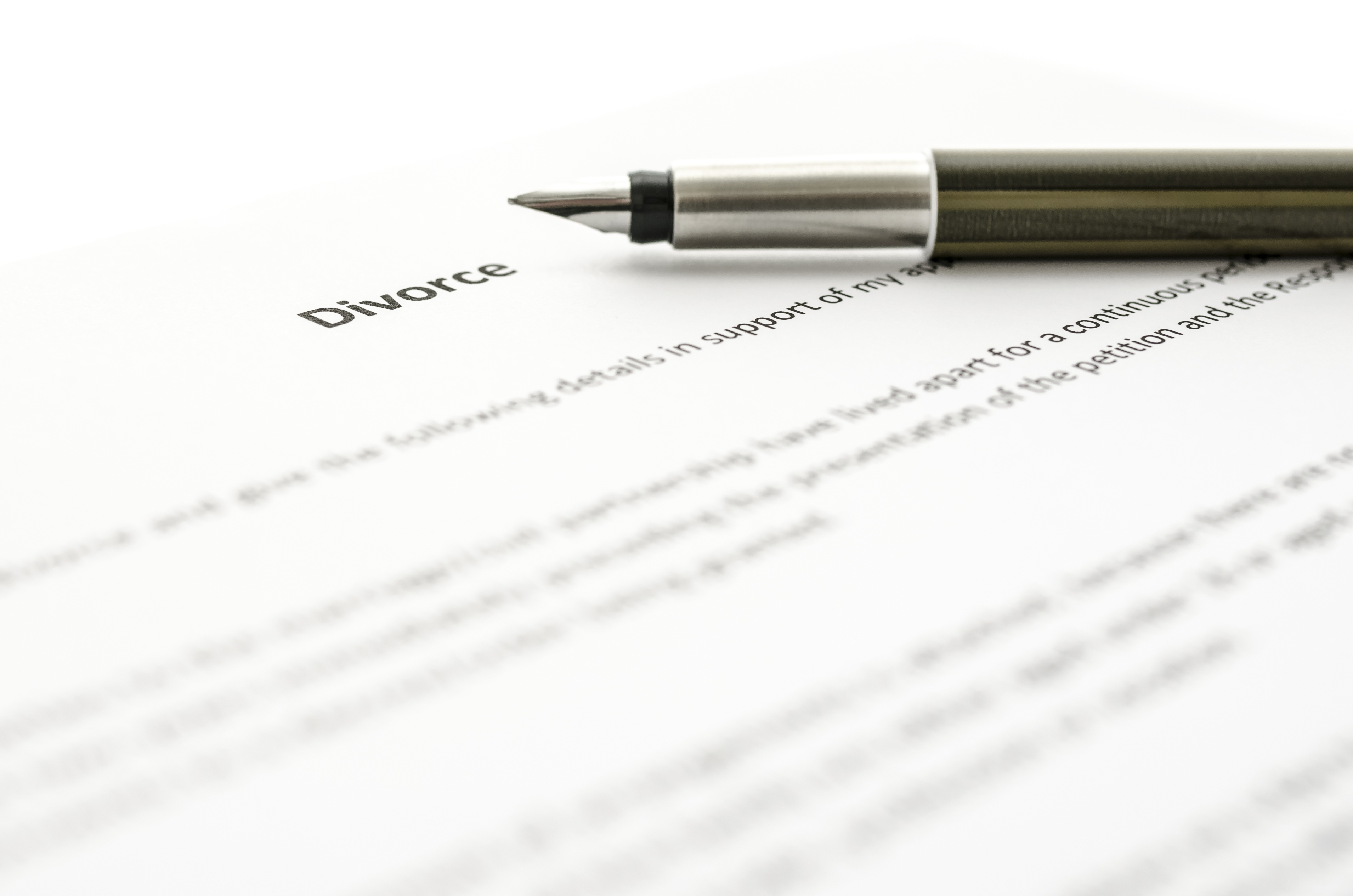 Detalle de la firma de los papeles del divorcio | Fuente: Shutterstock