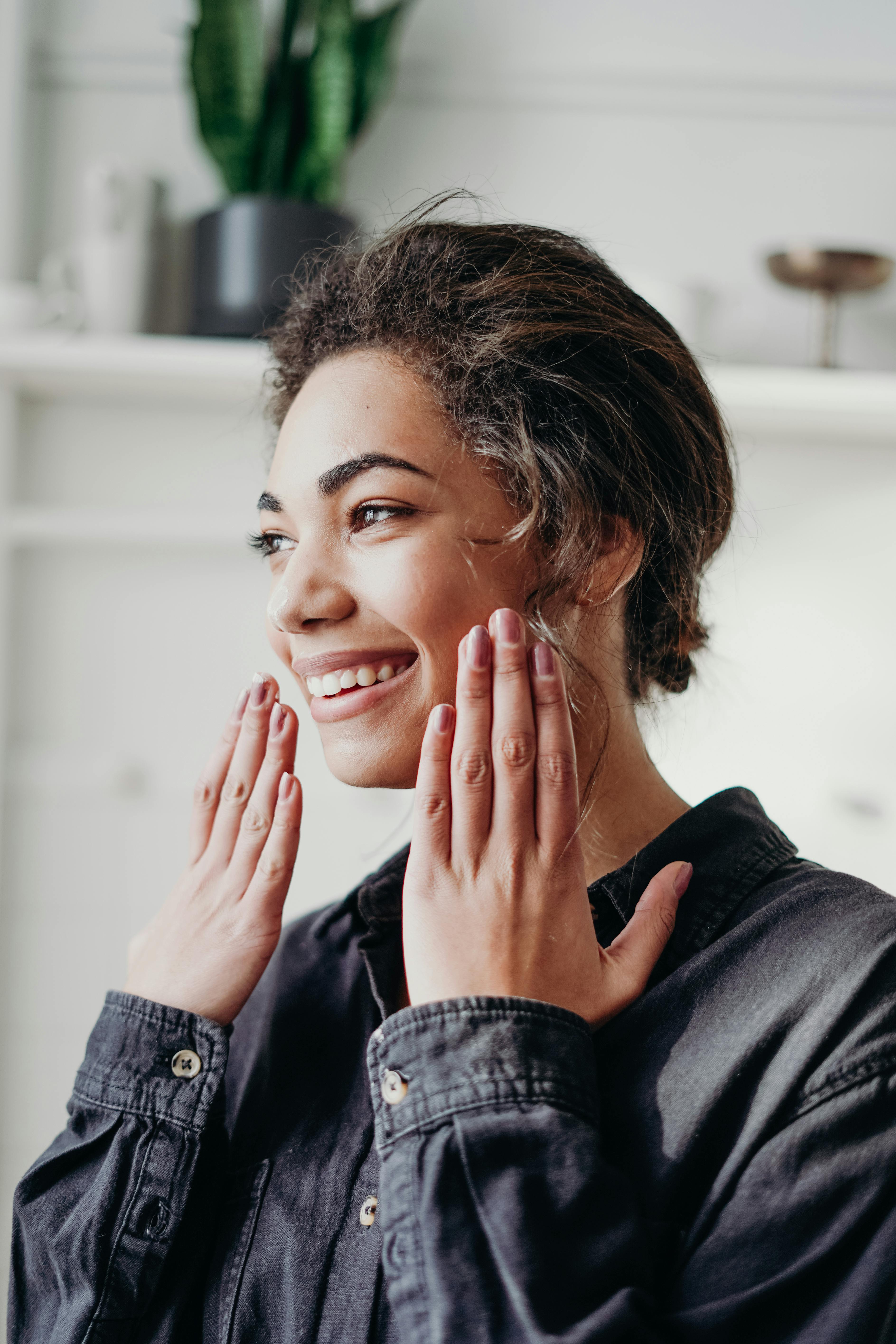 Une femme qui a l'air surprise tout en faisant des gestes avec ses mains | Source : Pexels