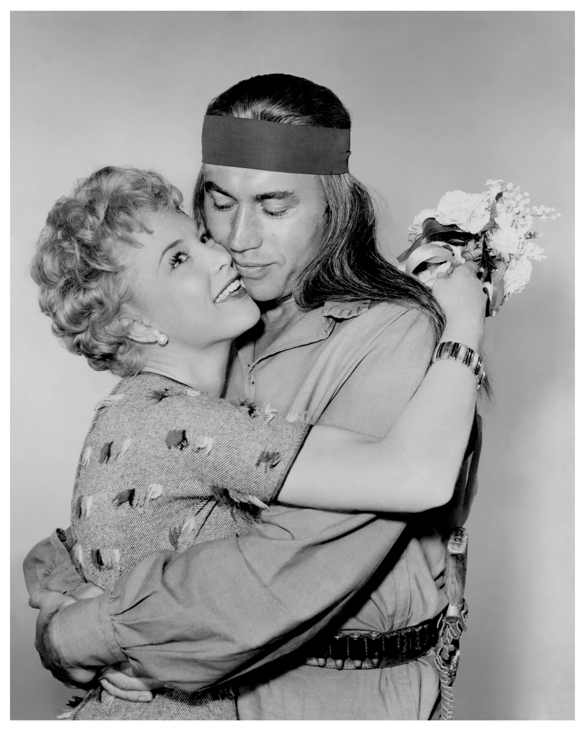 Barbara Eden rendant visite à Michael Ansara sur le plateau de la série télévisée western "Broken Arrow", aux États-Unis en 1958. | Source : Getty Images