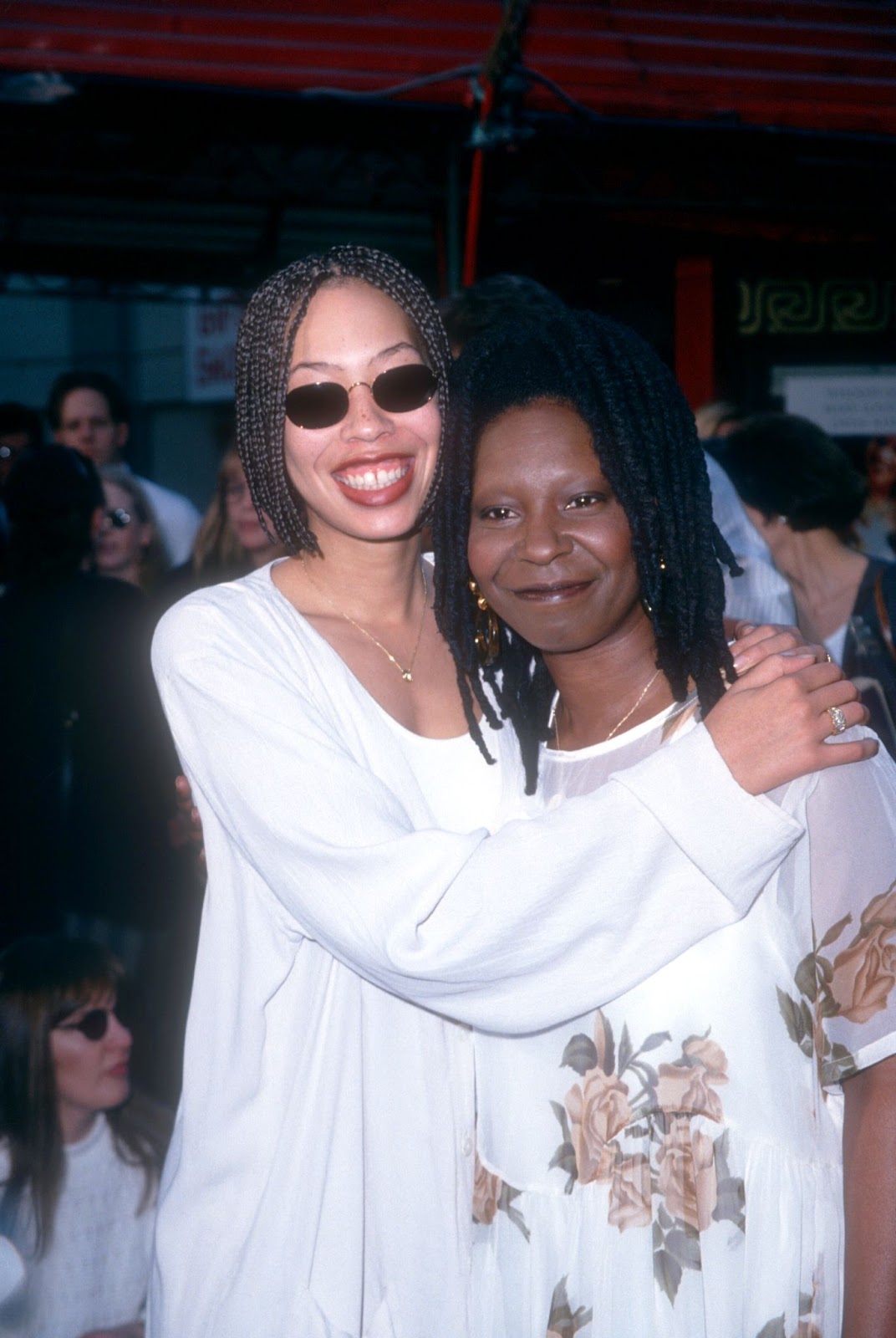 Whoopi Goldberg et Alex Martin pendant la cérémonie de tresse, de main et d'empreinte de pied de l'actrice, le 2 février 1995, à Hollywood, en Californie. | Source : Getty Images