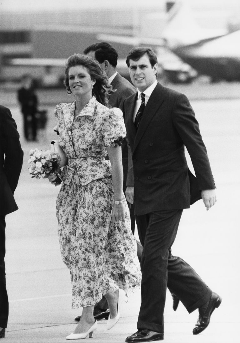 Le prince Andrew et son épouse Sarah (née Ferguson) à l'aéroport d'Heathrow alors qu'ils partent pour leur lune de miel, le 23 juillet 1986. | Source : Getty Images