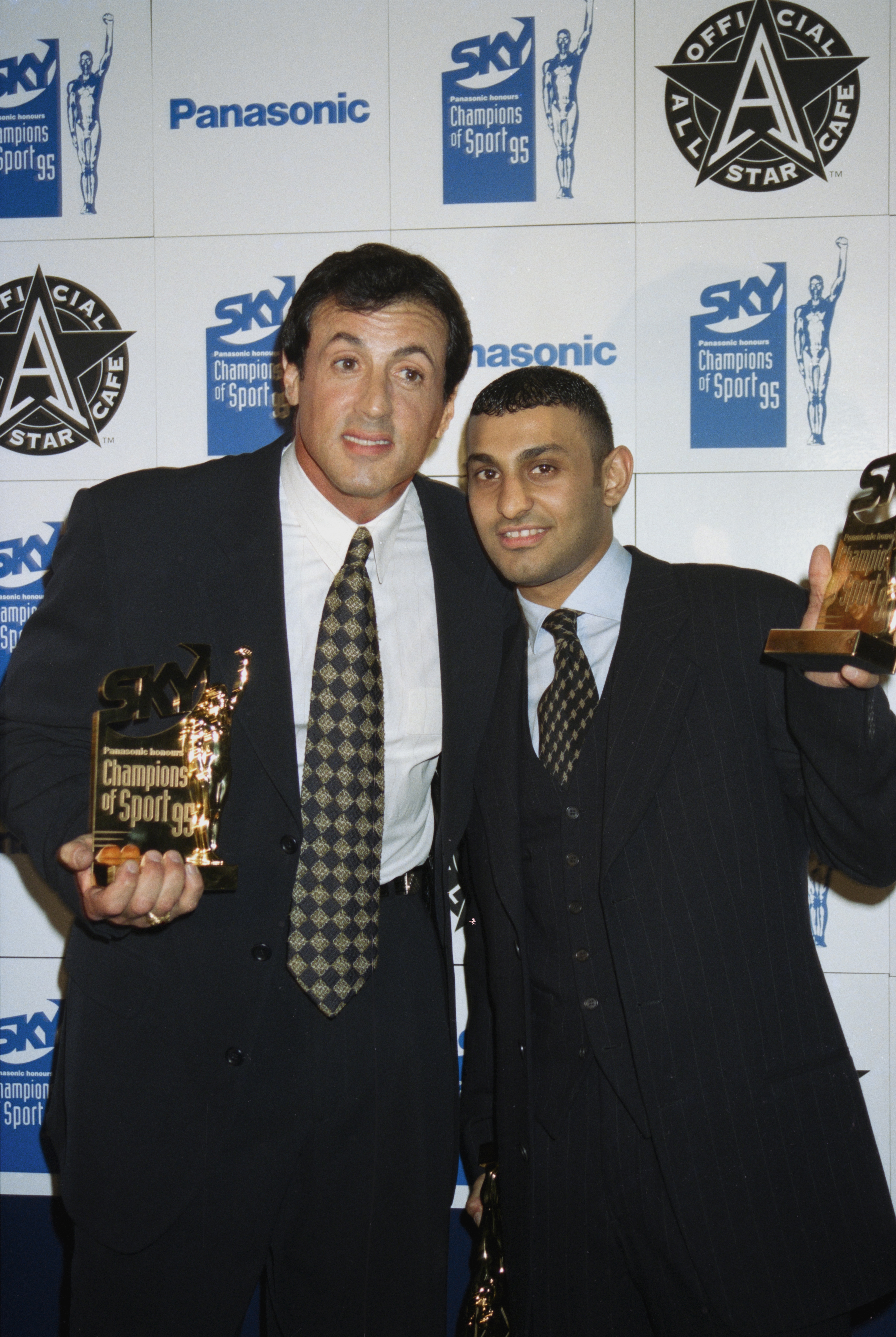 Sylvester Stallone et Naseem Hamed lors de l'événement Sky Champions of Sport le 1er janvier 1996 à Londres, en Angleterre. | Source : Getty Images