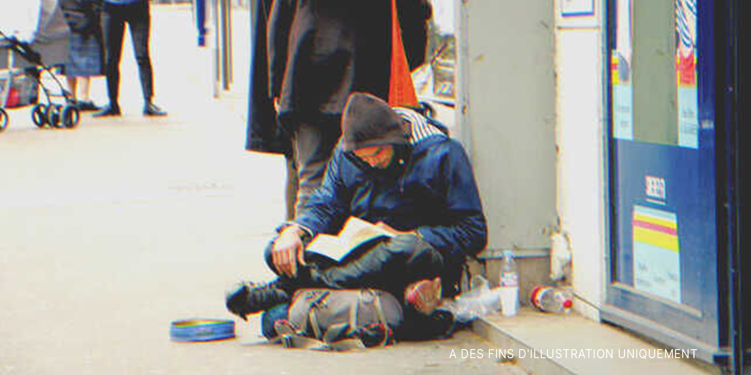 Un sans-abri lisant un livre | Source : Shutterstock