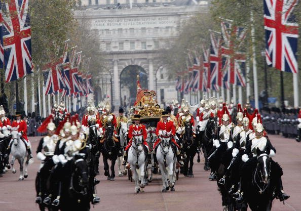 La reine Elizabeth II en route vers Buckingham Palace le 23 novembre 2004, à Londres, en Angleterre. | Photo : Getty Images