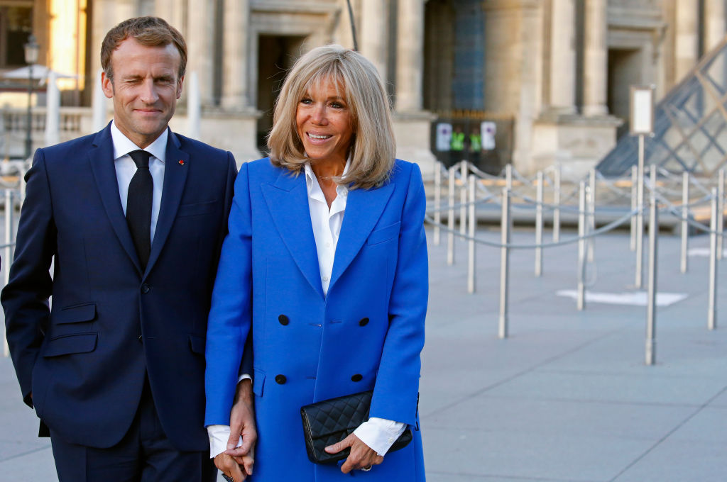 Emmanuel Macron et son épouse Brigitte Macon avant l'inauguration de l'exposition Paris-Athènes. Naissance de la Grèce moderne au musée du Louvre | Source : Getty Images