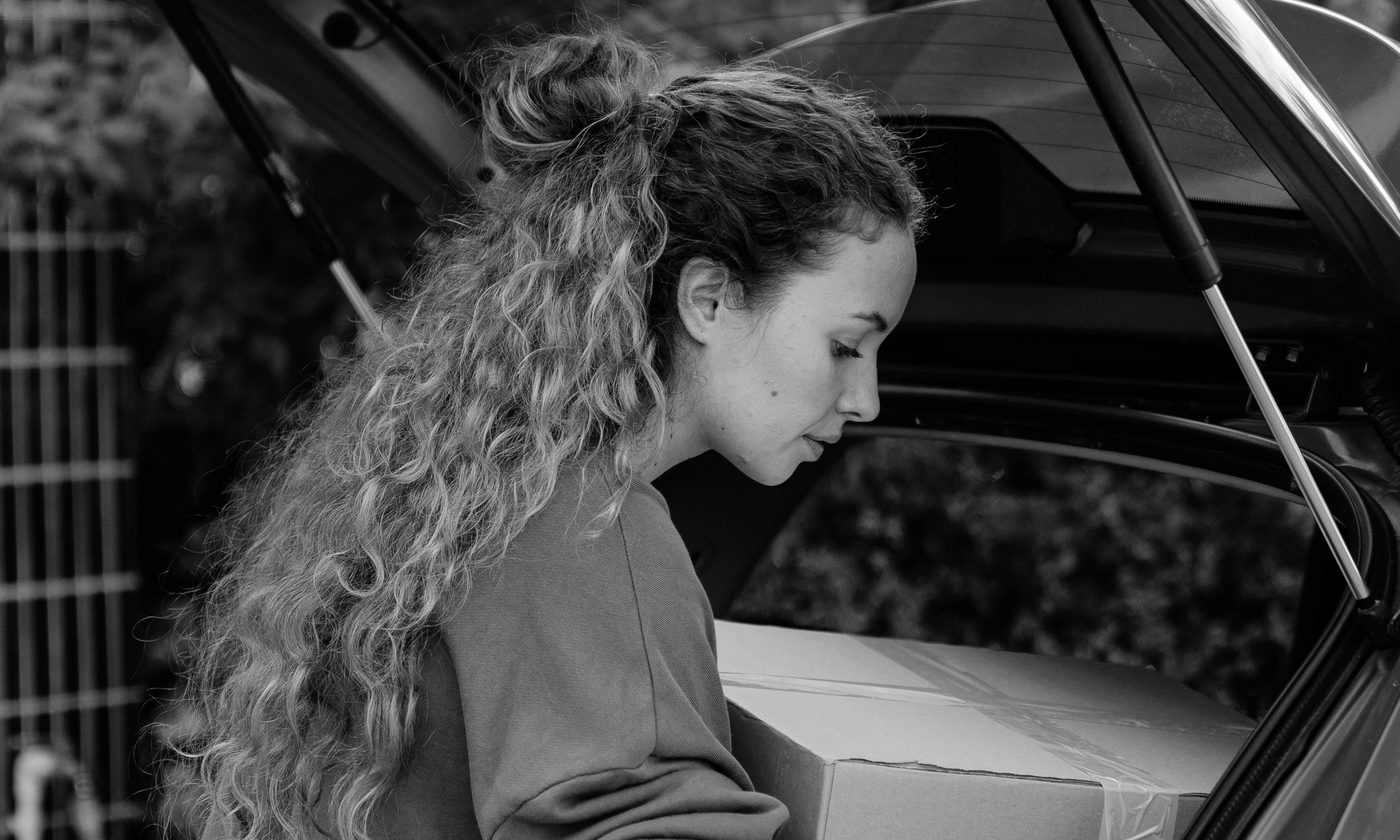 Sarah décharge ses marchandises de la voiture de Mark | Source : Pexels