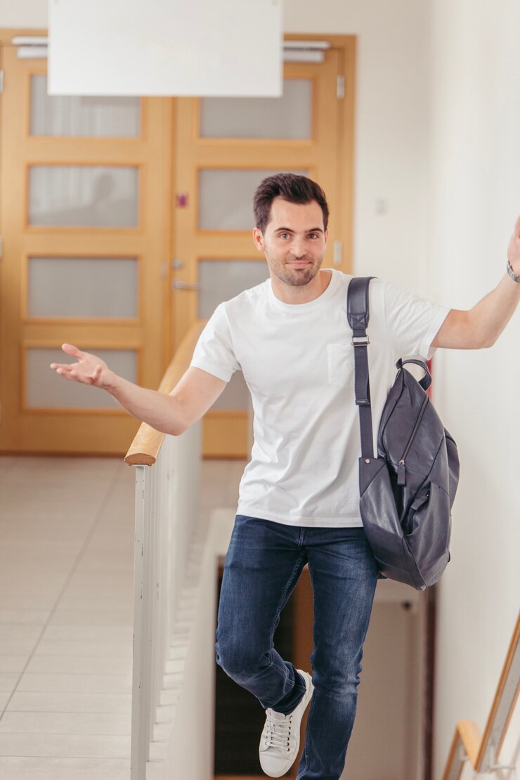 Un homme qui rentre du travail | Source : Freepik