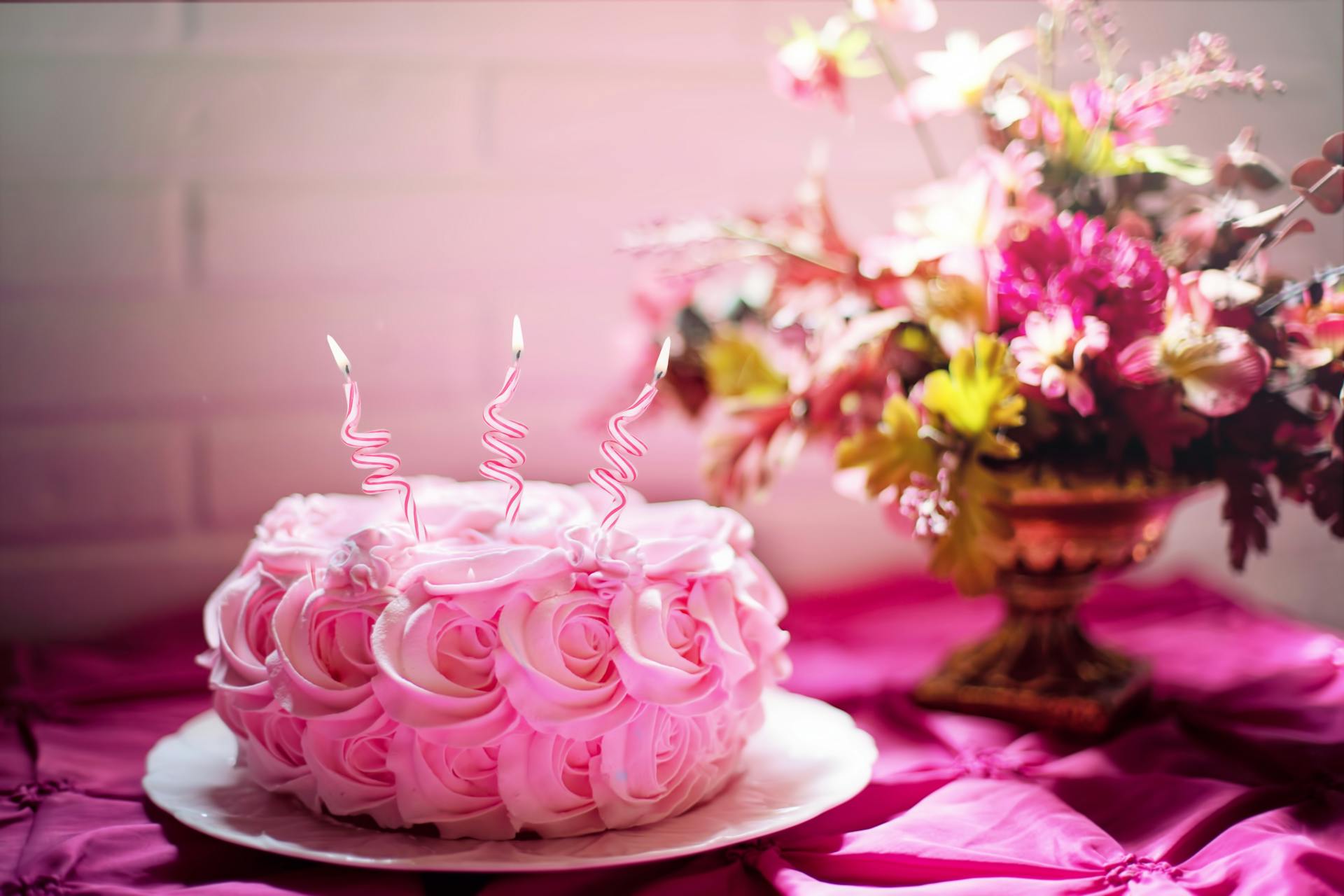 Un gâteau de fleurs roses avec des bougies | Source : Pexels
