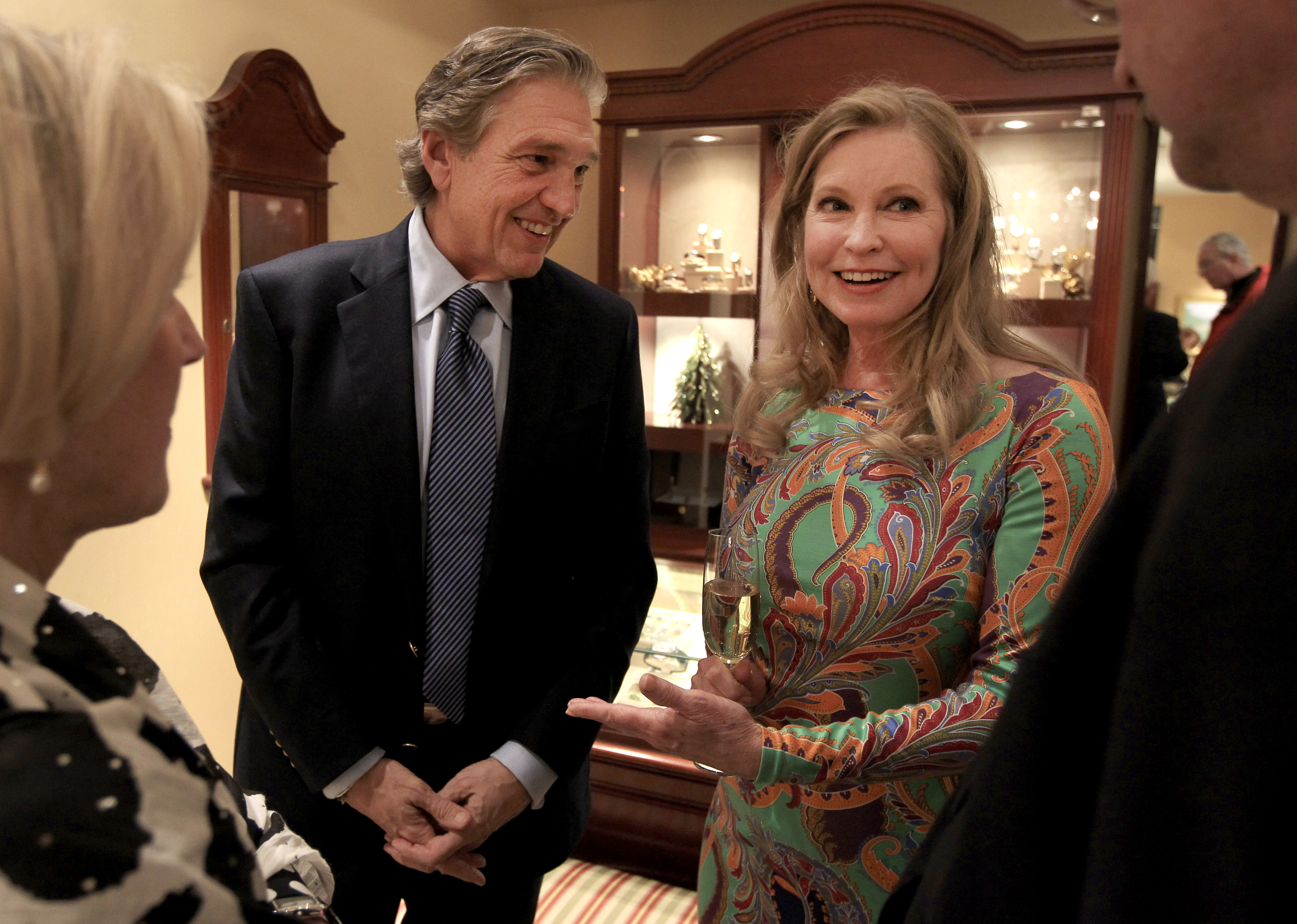 Albert DePrisco et Lisa Niemi lors d'une séance de dédicaces à DePrisco Jewelers à Wellesley le 30 novembre 2013 | Source : Getty Images