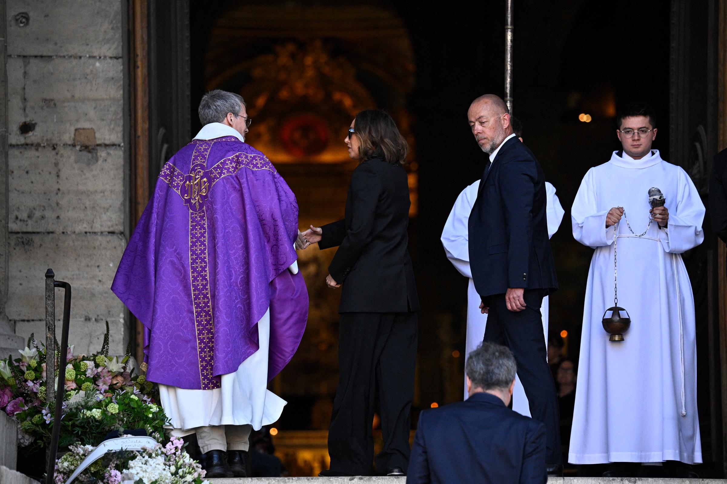 L'actrice française Laura Smet arrive pour assister aux funérailles de sa mère, l'actrice française Nathalie Baye, à l'église Saint-Sulpice à Paris, le 24 avril 2026. La star de cinéma française Nathalie Baye est décédée à Paris le 17 avril 2026, à l'âge de 77 ans I Source : Getty Images
