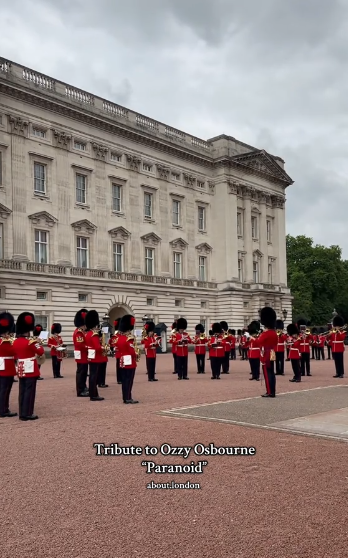 La fanfare des Coldstream Guards jouant « Paranoid » de Black Sabbath devant le palais de Buckingham le 30 juillet 2025 | Source : TikTok/about.london
