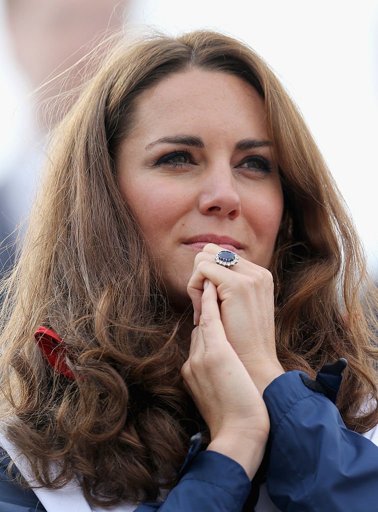 Kate Middleton a porté sa bague de fiançailles lors de l'épreuve d'aviron mixte à quatre de Grande-Bretagne, 2012. | Photo : Getty Images