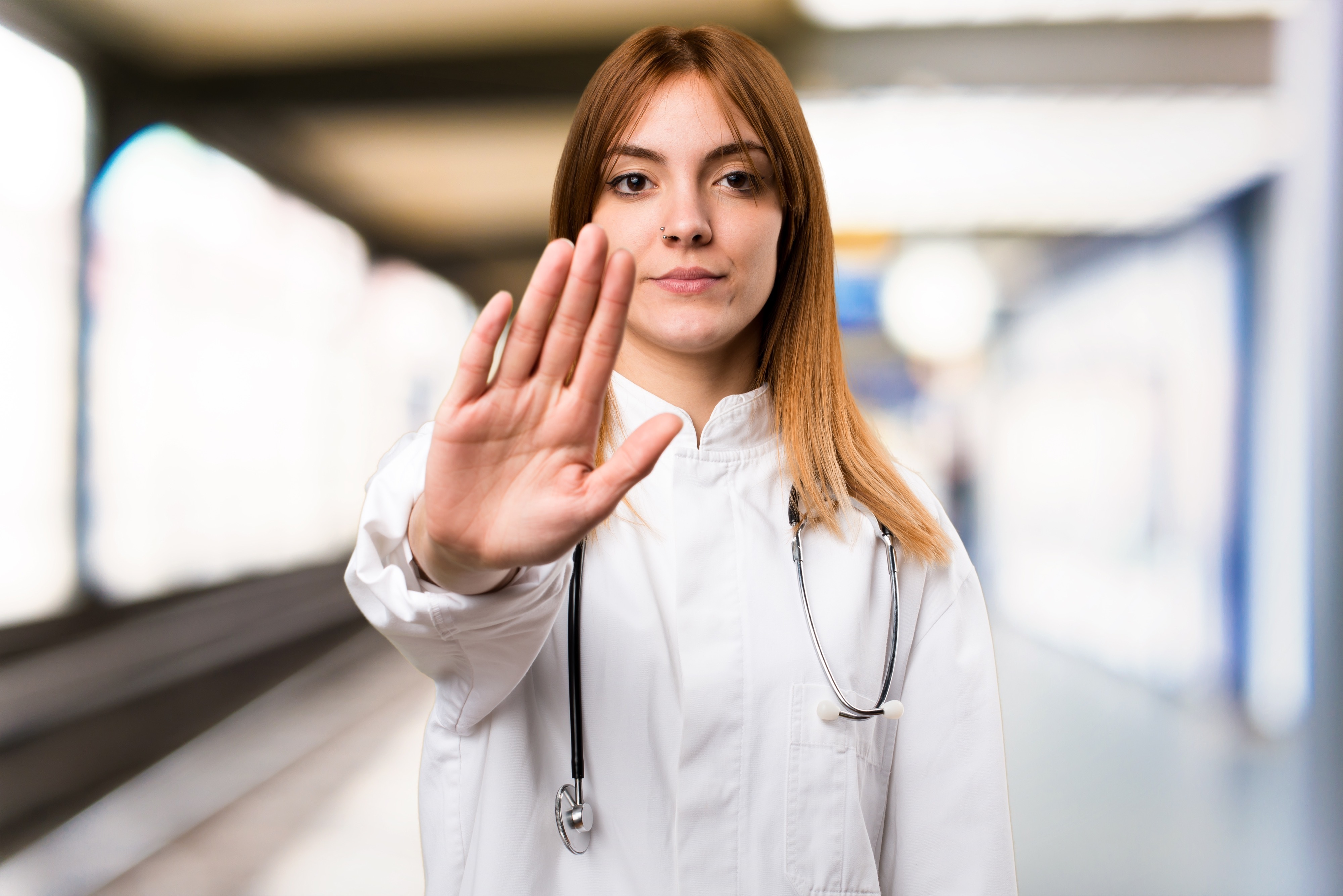 Un médecin qui met sa main en l'air | Source : Shutterstock