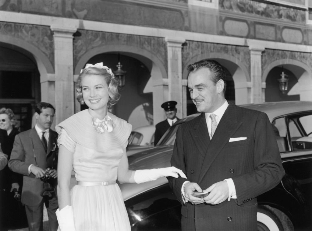 Grace Kelly et le Prince Rainier de Monaco juste avant leur union le 18 avril 1956. l Photo : Getty Images