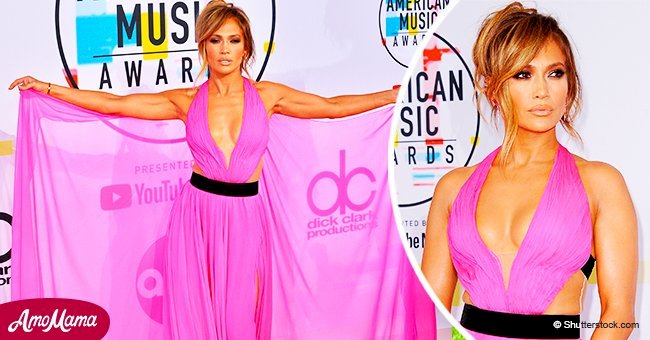Jennifer Lopez exhibe des muscles dans son haut asymétrique et sa jupe à volants tout en rigolant avec Ellen