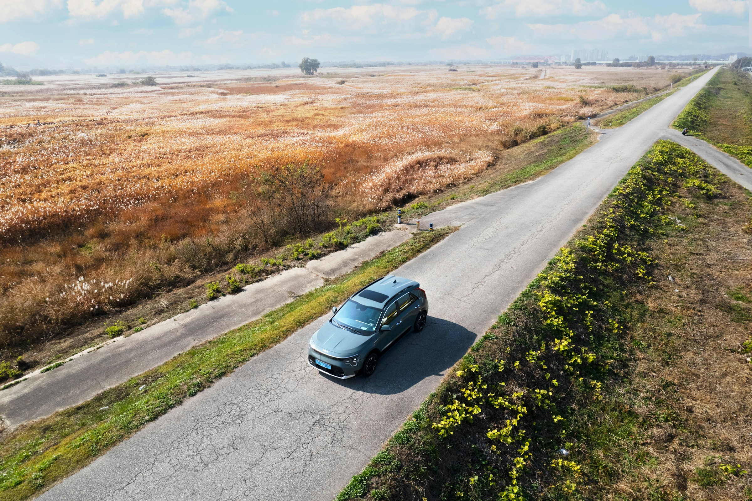 Vue aérienne d'une voiture sur la route | Source : Unsplash