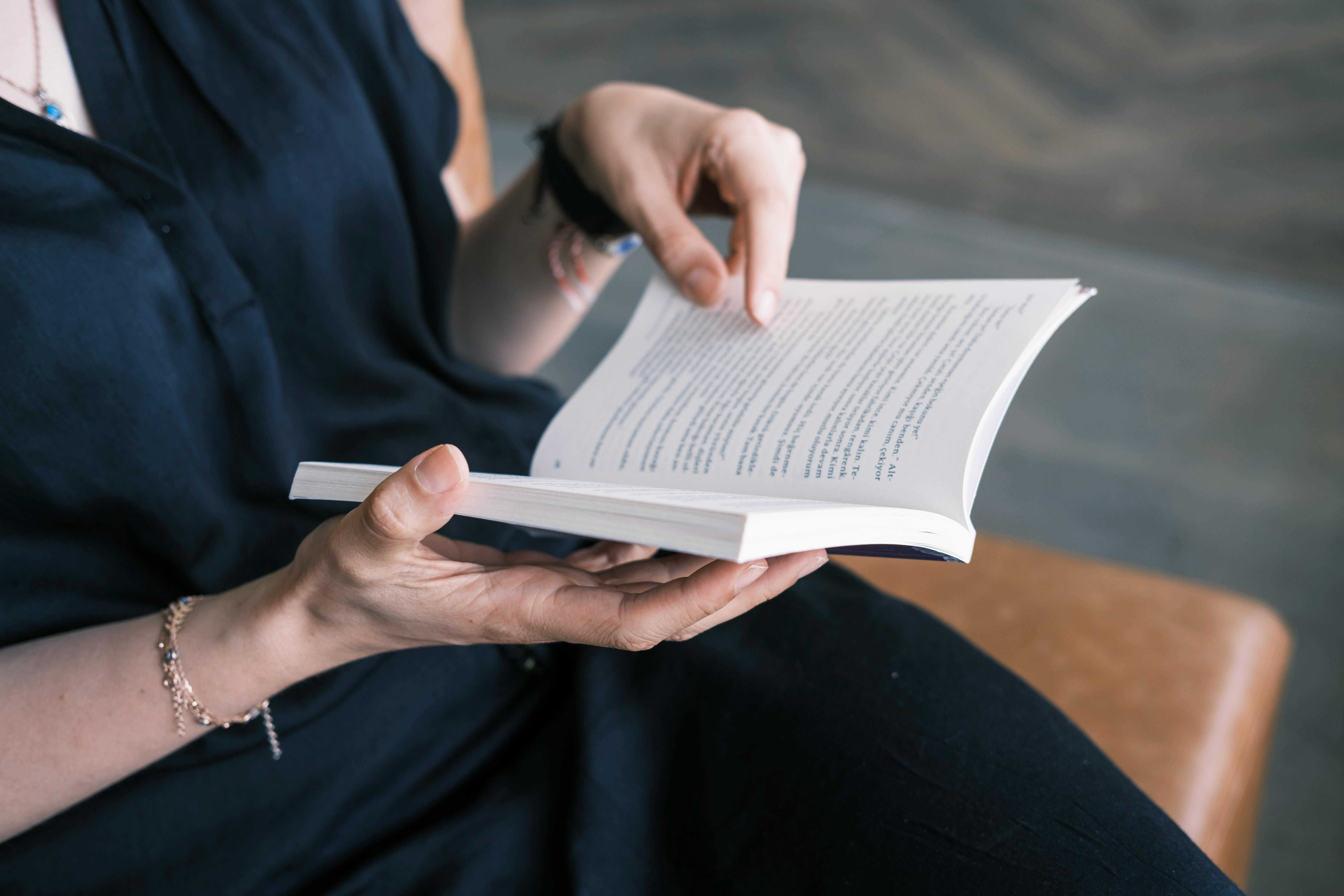 Une femme lisant un livre | Source : Pexels