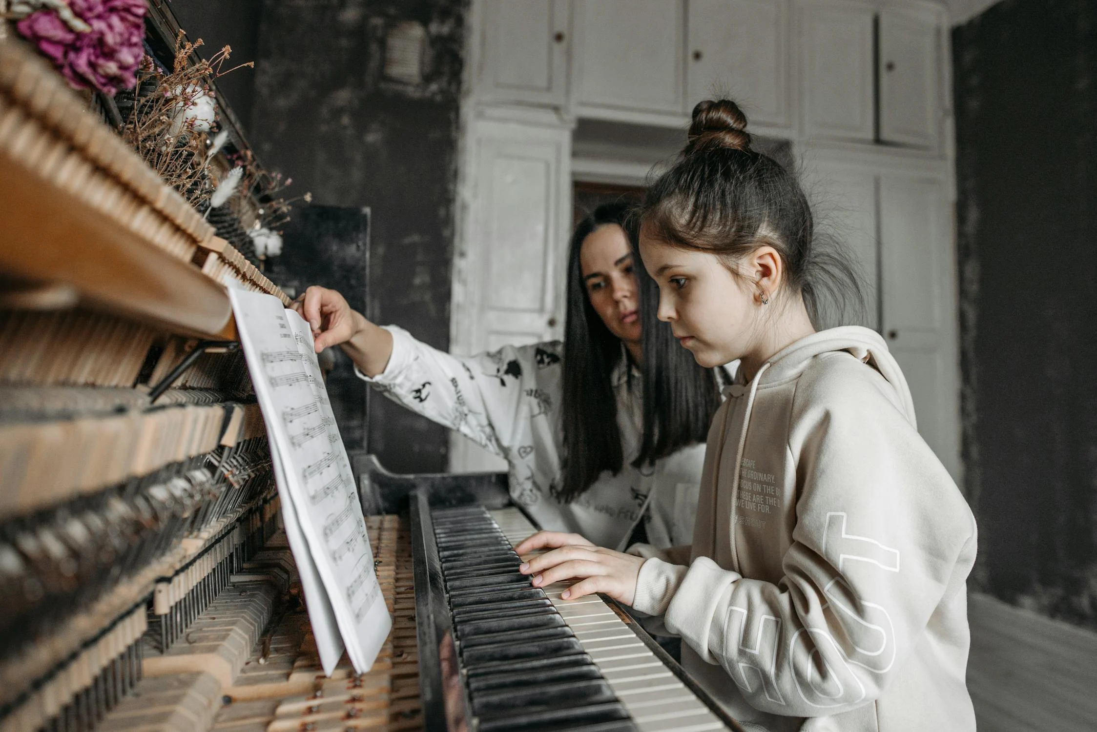 Une fille jouant du piano avec sa mère | Source : Pexels