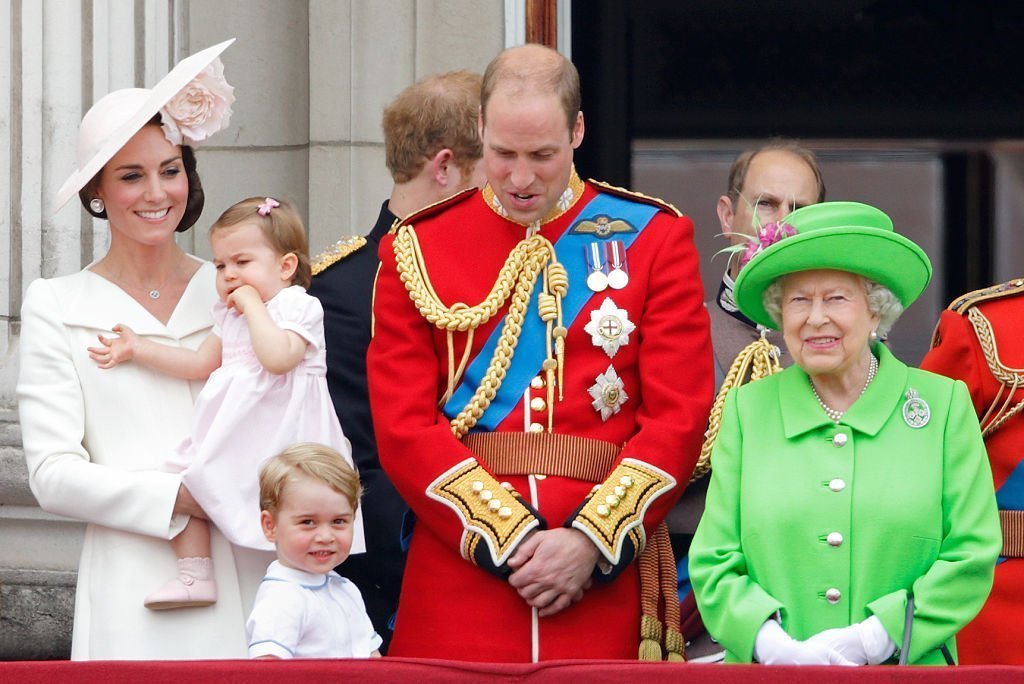 Catherine, duchesse de Cambridge, princesse Charlotte, prince George, prince William, duc de Cambridge et reine Elizabeth II regardent le défilé aérien depuis le balcon du palais de Buckingham pendant Trooping the color, qui marque cette année le 90e anniversaire de la Reine | Photo : Getty Images