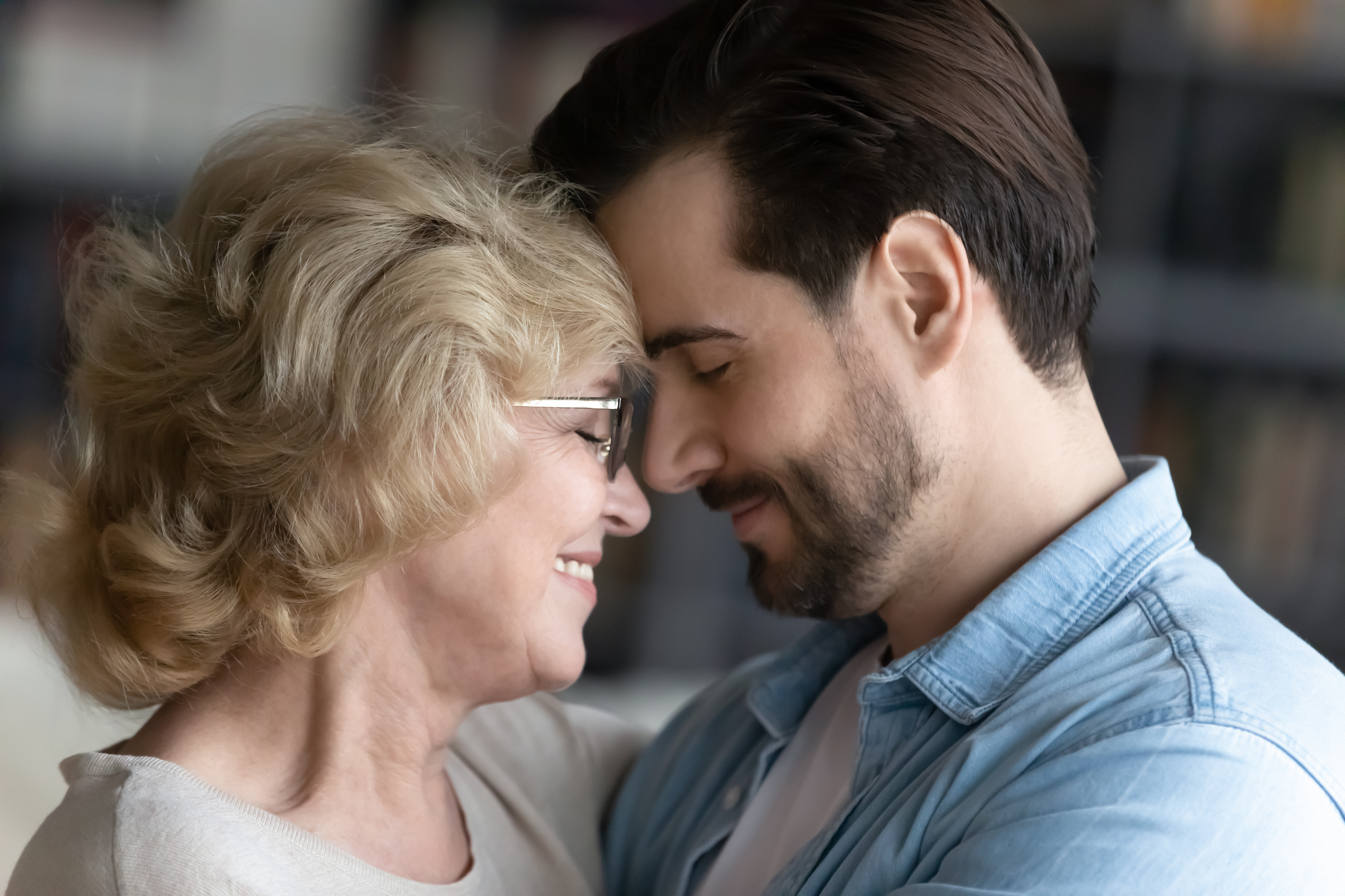 Un homme partageant un moment de tendresse avec sa mère | Source : Shutterstock