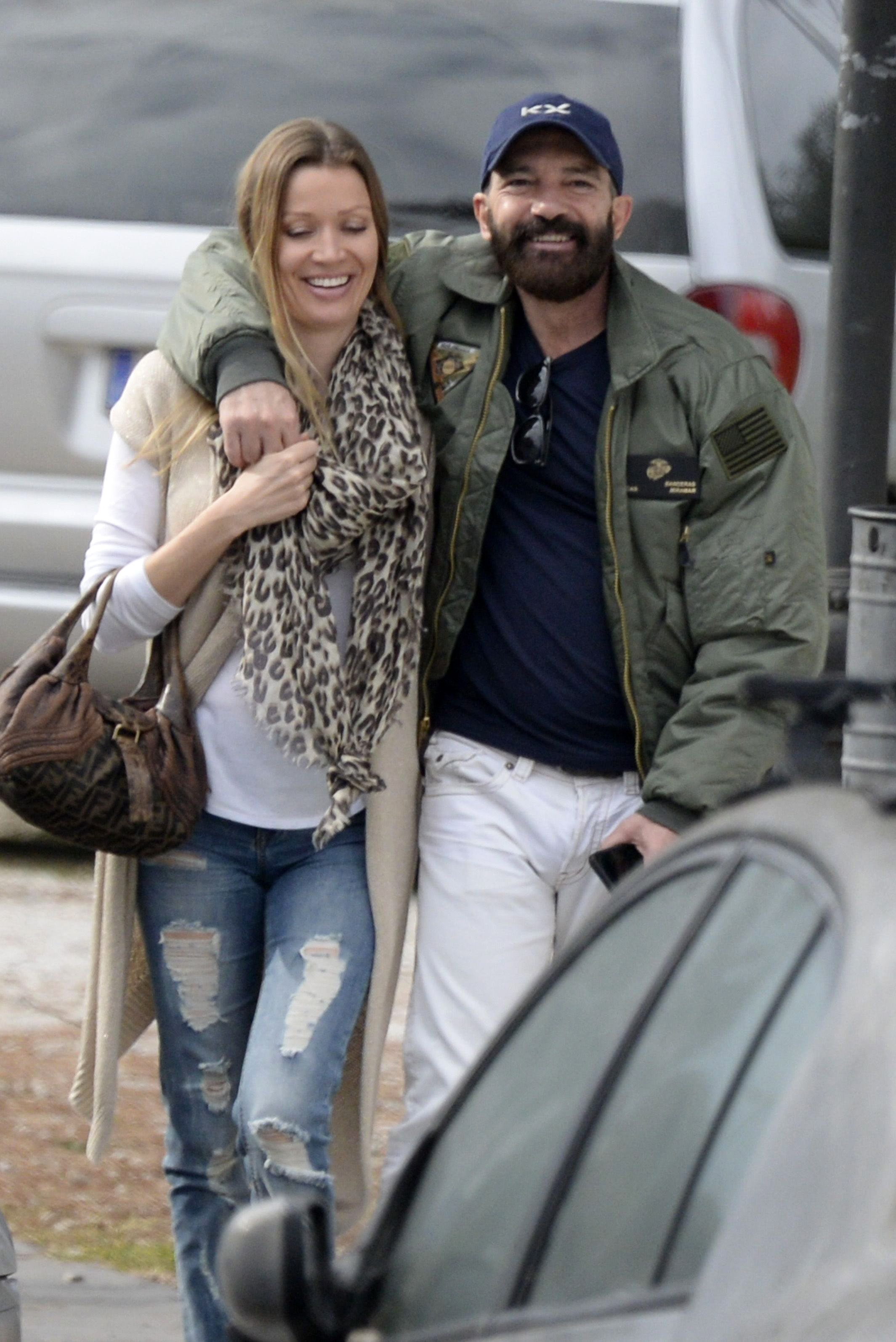 Nicole Kempel et Antonio Banderas repérés à Marbella, en Espagne, le 23 décembre 2015 | Source : Getty Images