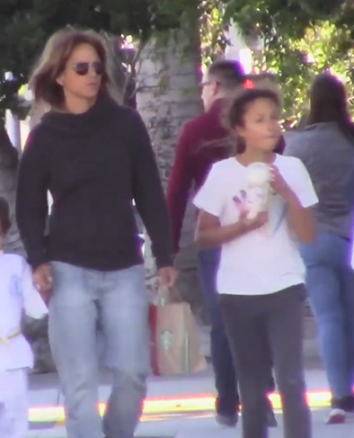 Halle Berry et sa fille, Nahla Ariela Aubry, vues dans une vidéo datée du 3 décembre 2018 | Source : YouTube/@x17online