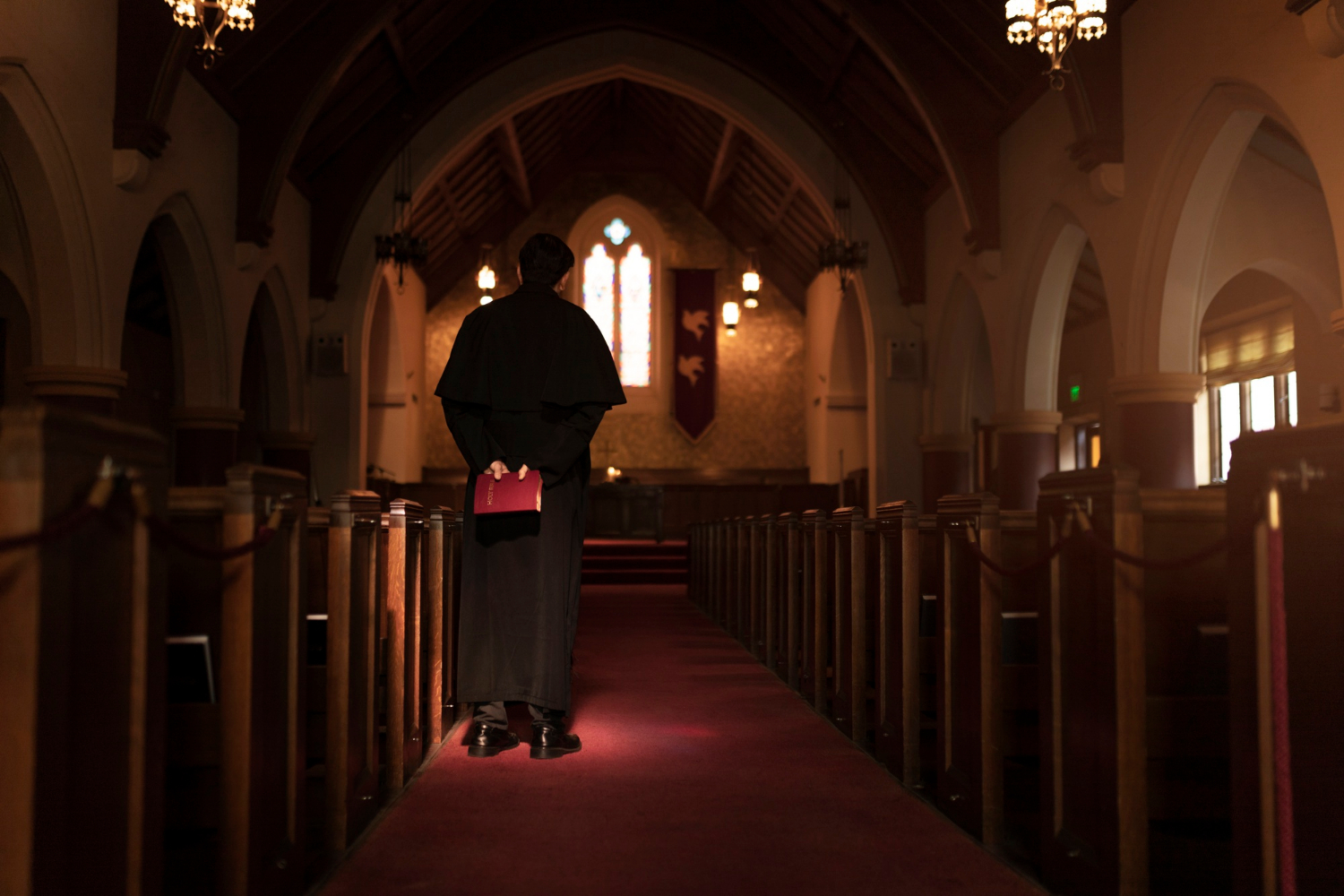 Un prêtre à l'intérieur d'une église | Source : Freepik