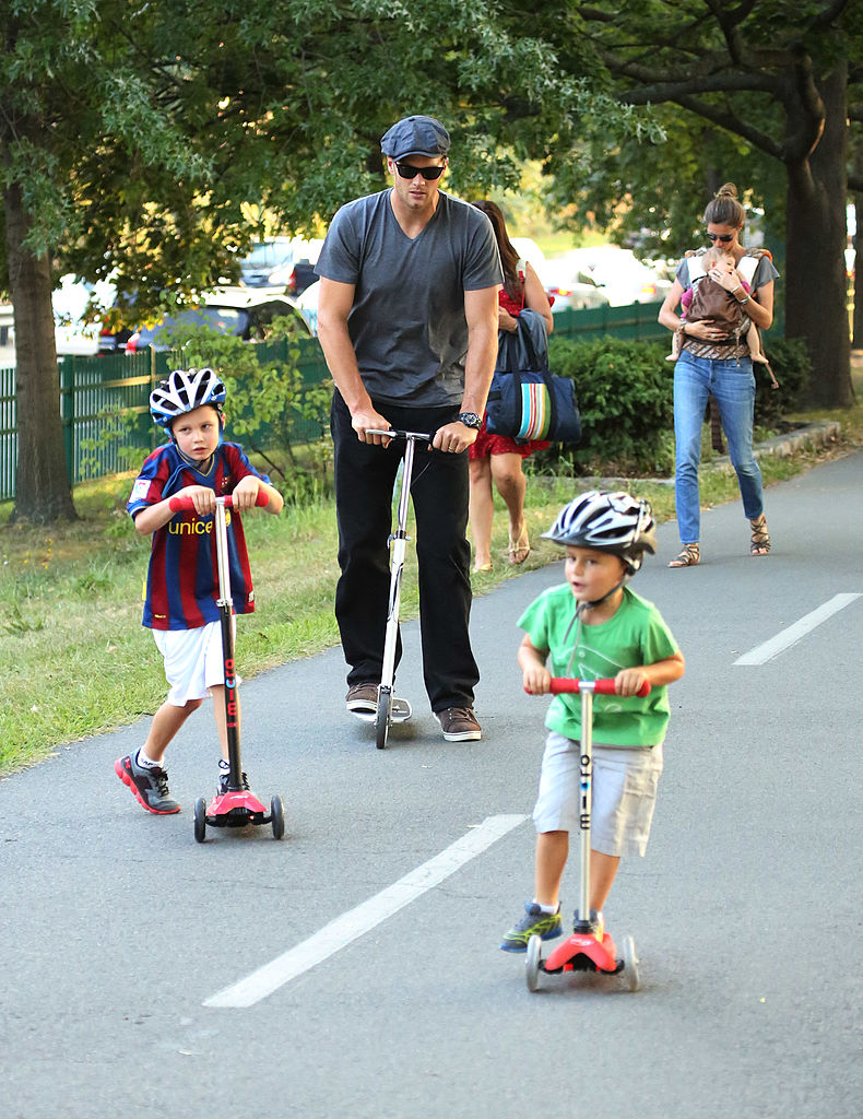 Gisele Bundchen est vue portant sa fille Vivan Brady avec Tom Brady et Jack Moynihan et Benjamin Brady le 30 août 2013 à Boston, Massachusetts. (Photo by Stickman/Bauer-Griffin/GC Images)