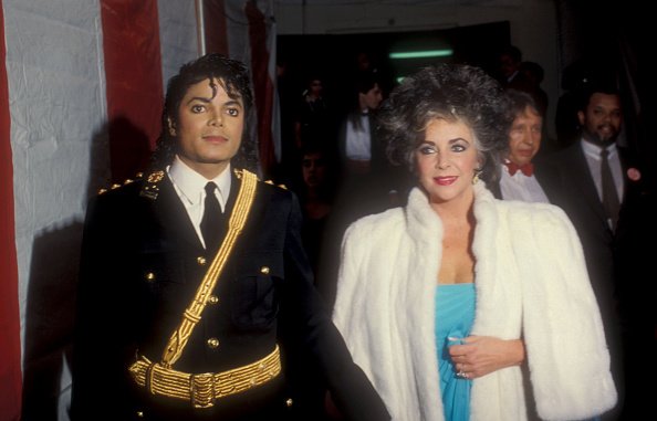 Michael Jackson et Elizabeth Taylor à la 14e édition des American Music Awards | Photo: Getty Images