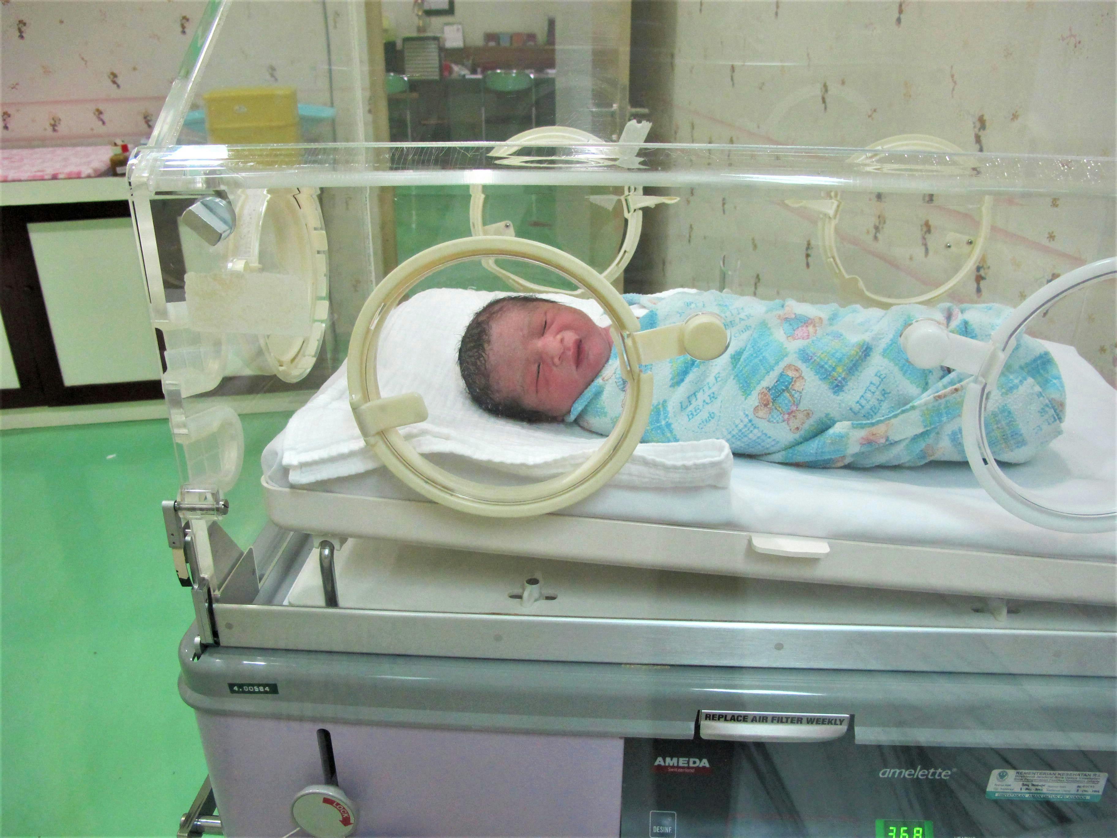 Un nouveau-né dans une couveuse | Source : Pexels
