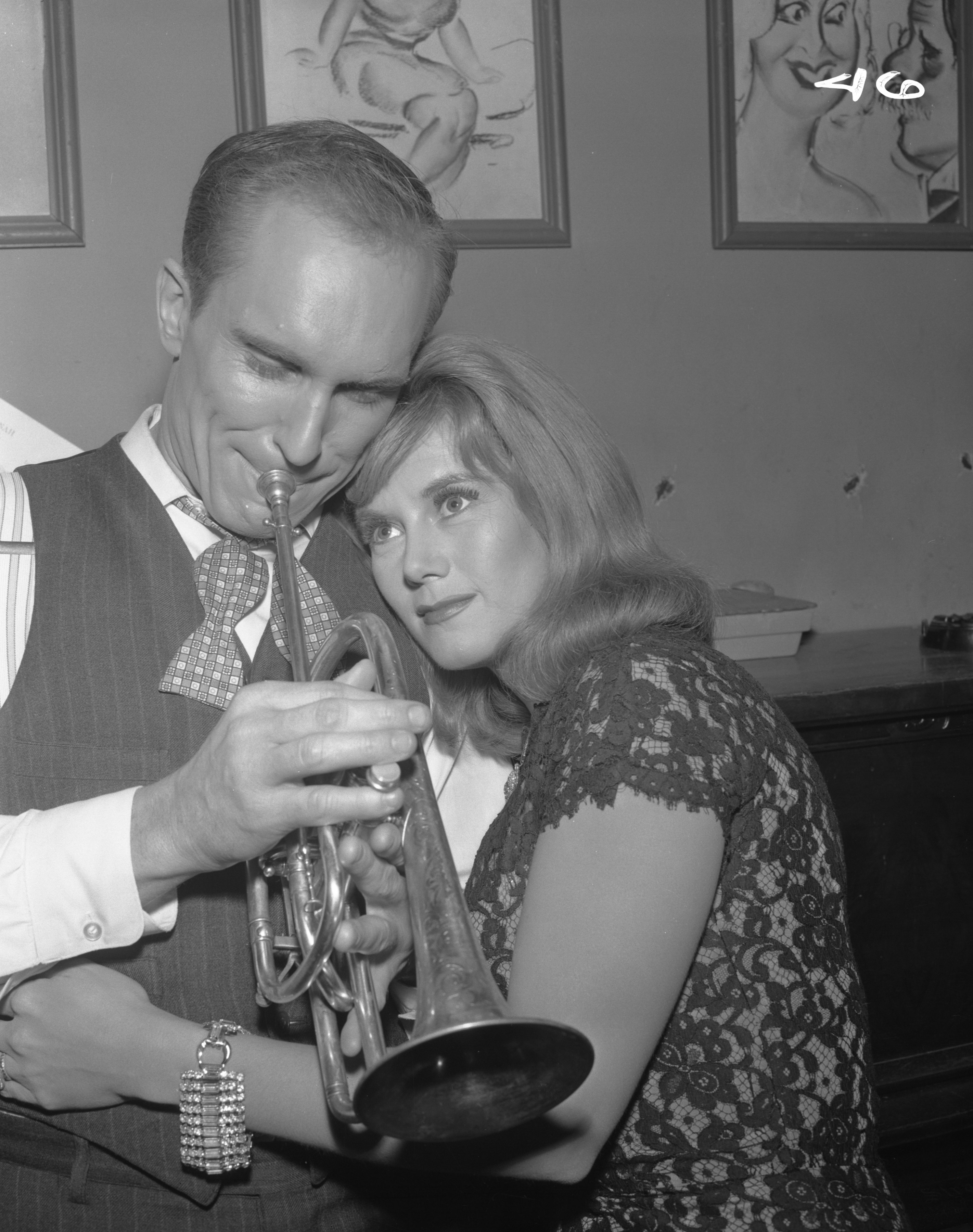 Robert Duvall et une actrice dans une scène du film « Les Incorruptibles » le 29 janvier 1963. | Source : Getty Images