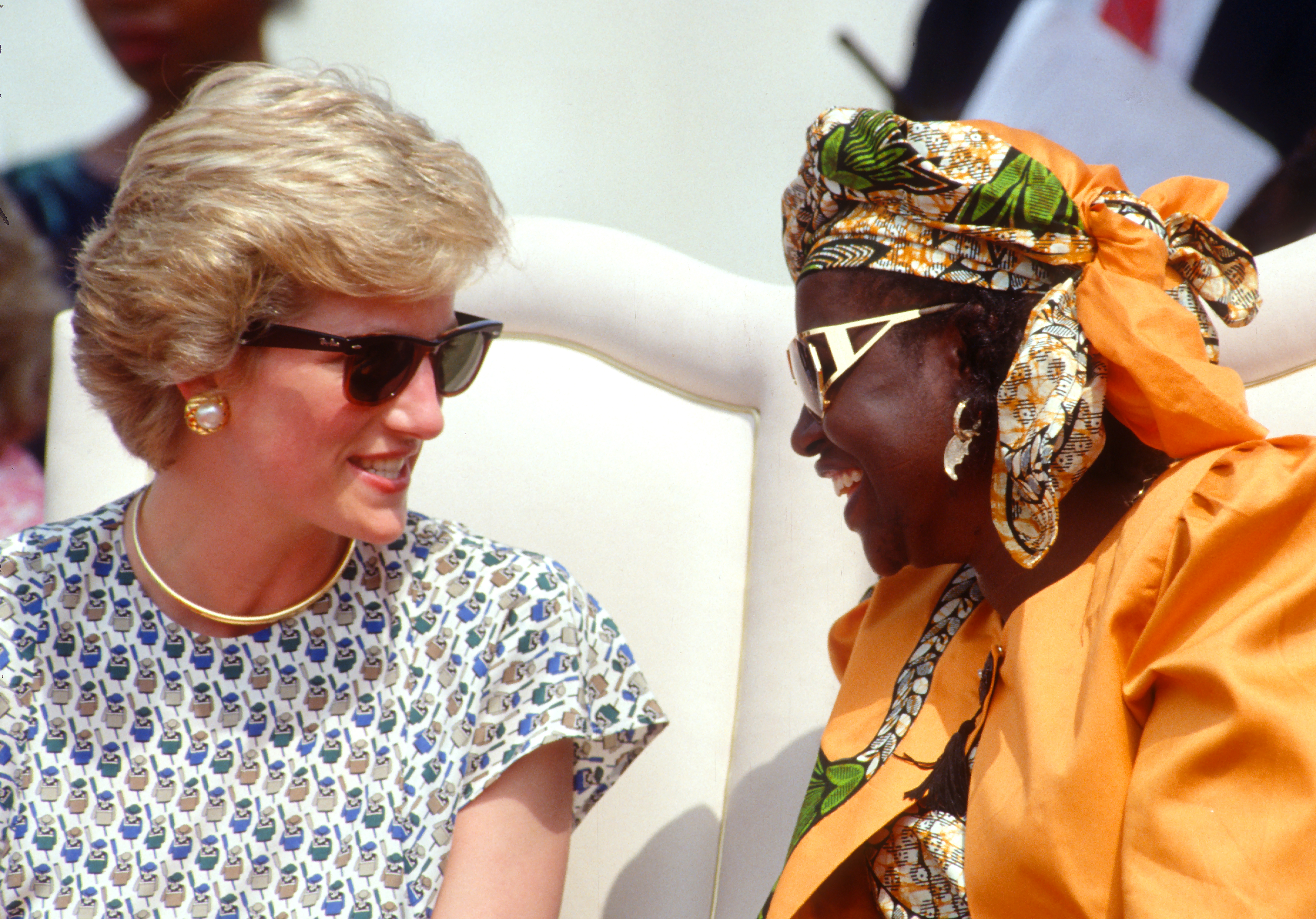 La princesse Diana de Galles parle à la première dame du Nigéria, Maryam Babangida, alors qu'elles assistent à une foire féminine "Better Life For Rural Dwellers" sur la place Tafawa Balewa, le 16 mars 1990, à Lagos, au Nigéria. | Source : Getty Images