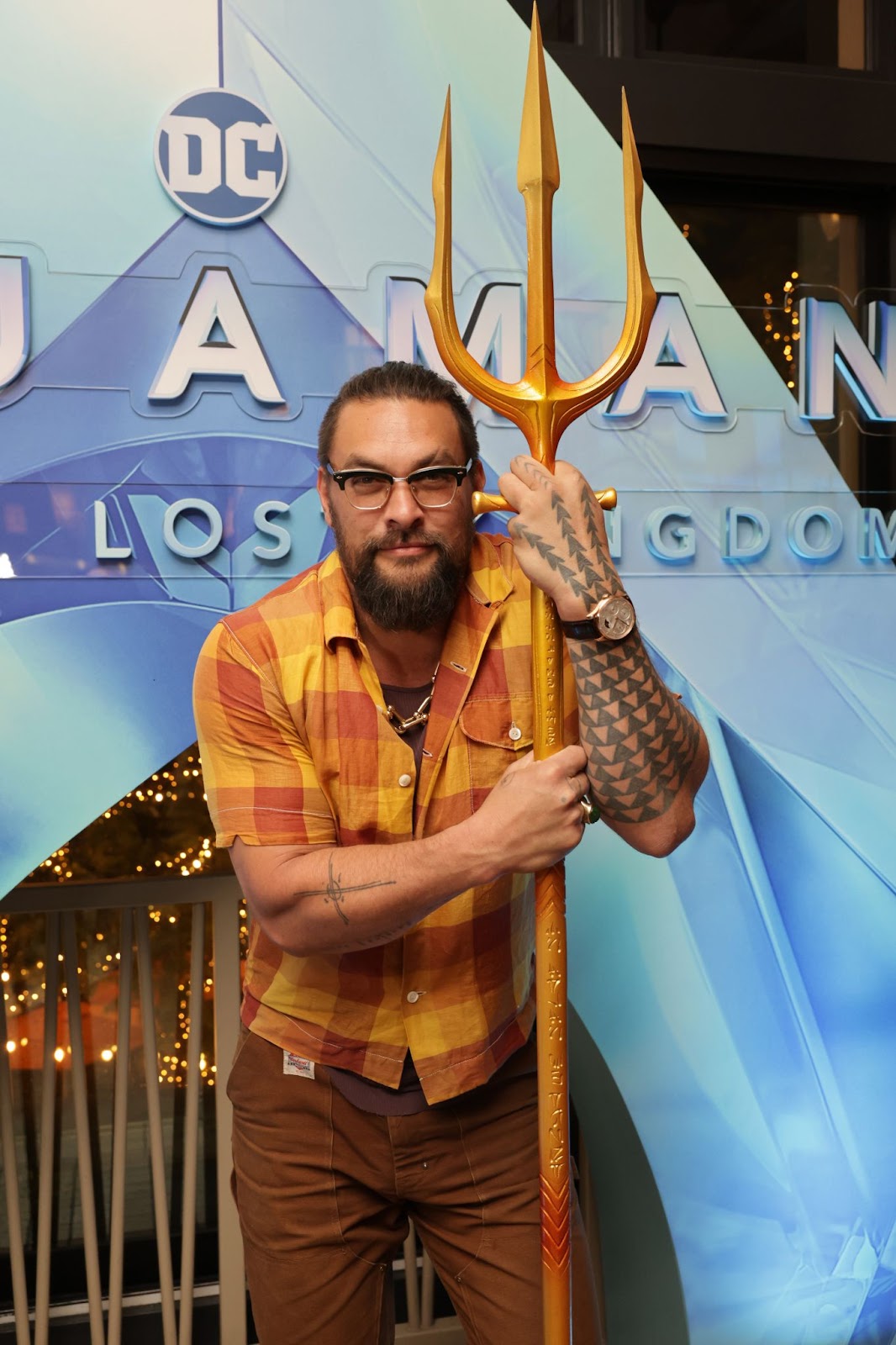 Jason Momoa lors de la projection de fans "Aquaman et le royaume perdu" le 18 décembre 2023, à Los Angeles, en Californie. Tenant son trident emblématique, Jason s'est connecté avec les fans tout en faisant la promotion du dernier volet de sa série de films à succès, incarnant son personnage bien-aimé. | Source : Getty Images