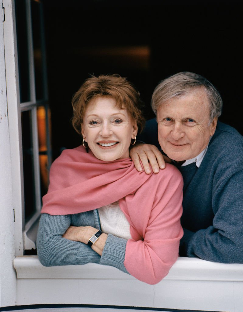 L'acteur français Claude Rich avec sa femme Catherine à leur domicile des Yvelines. | Photo : Getty Images