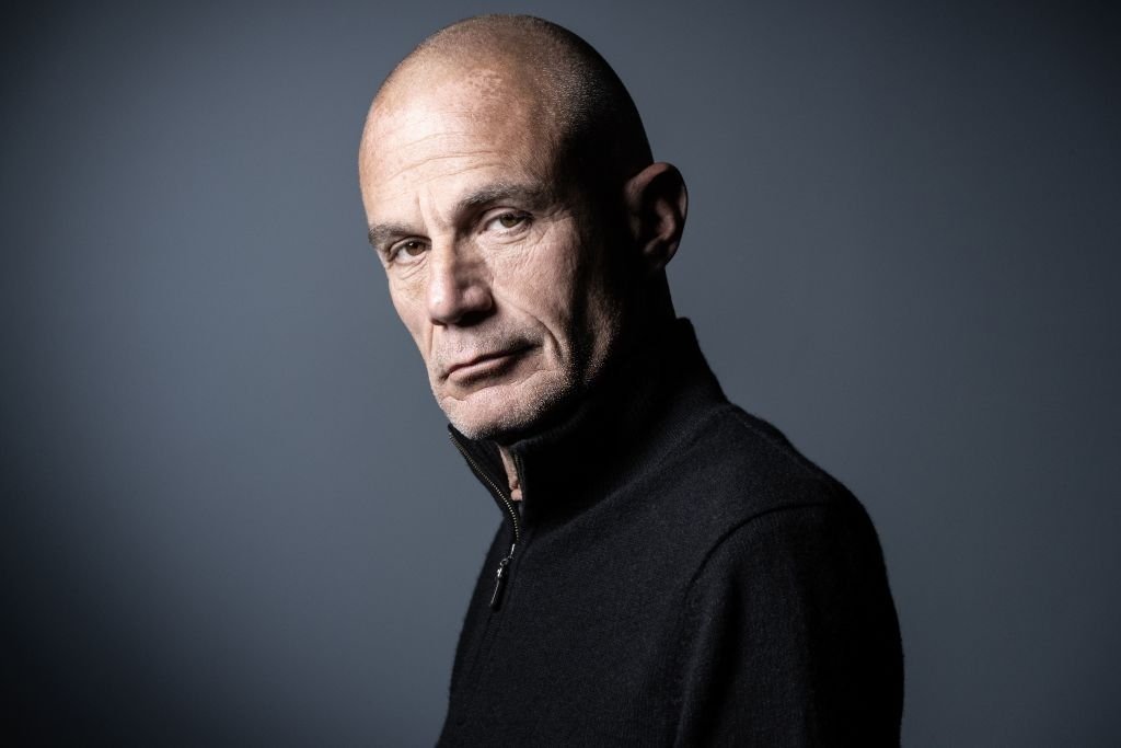 Laurent Weil prend la pose lors d'une séance photo à Paris, le 27 mars 2019. | Photo : Getty Images