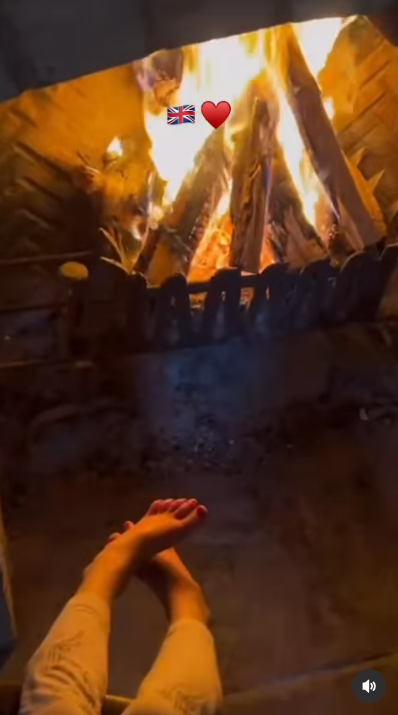 Cette escapade à la campagne de la famille a aussi été l'occasion de passer un moment plus calme autour d'un feu de camp crépitant, ce qui renforce l'image d'une vie britannique plus détendue pour les Sussex. Des aventures en plein air aux petits détails que les internautes ont remarqués dans la voix d'Archie, la première vidéo de Meghan au Royaume-Uni offre plein de choses à découvrir à ses abonnés. | Source : Instagram/meghan