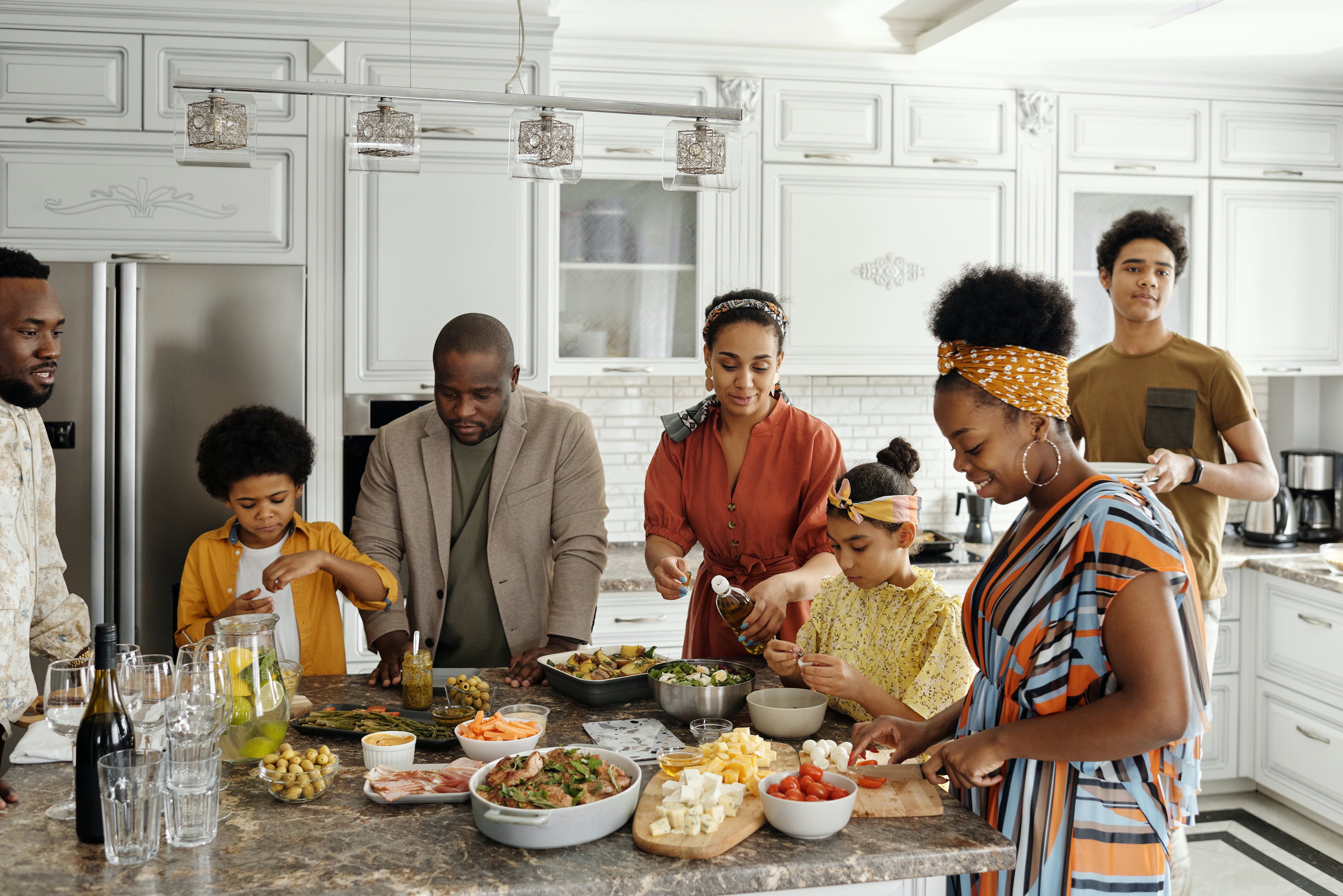 Une famille préparant un repas de fête | Source : Pexels