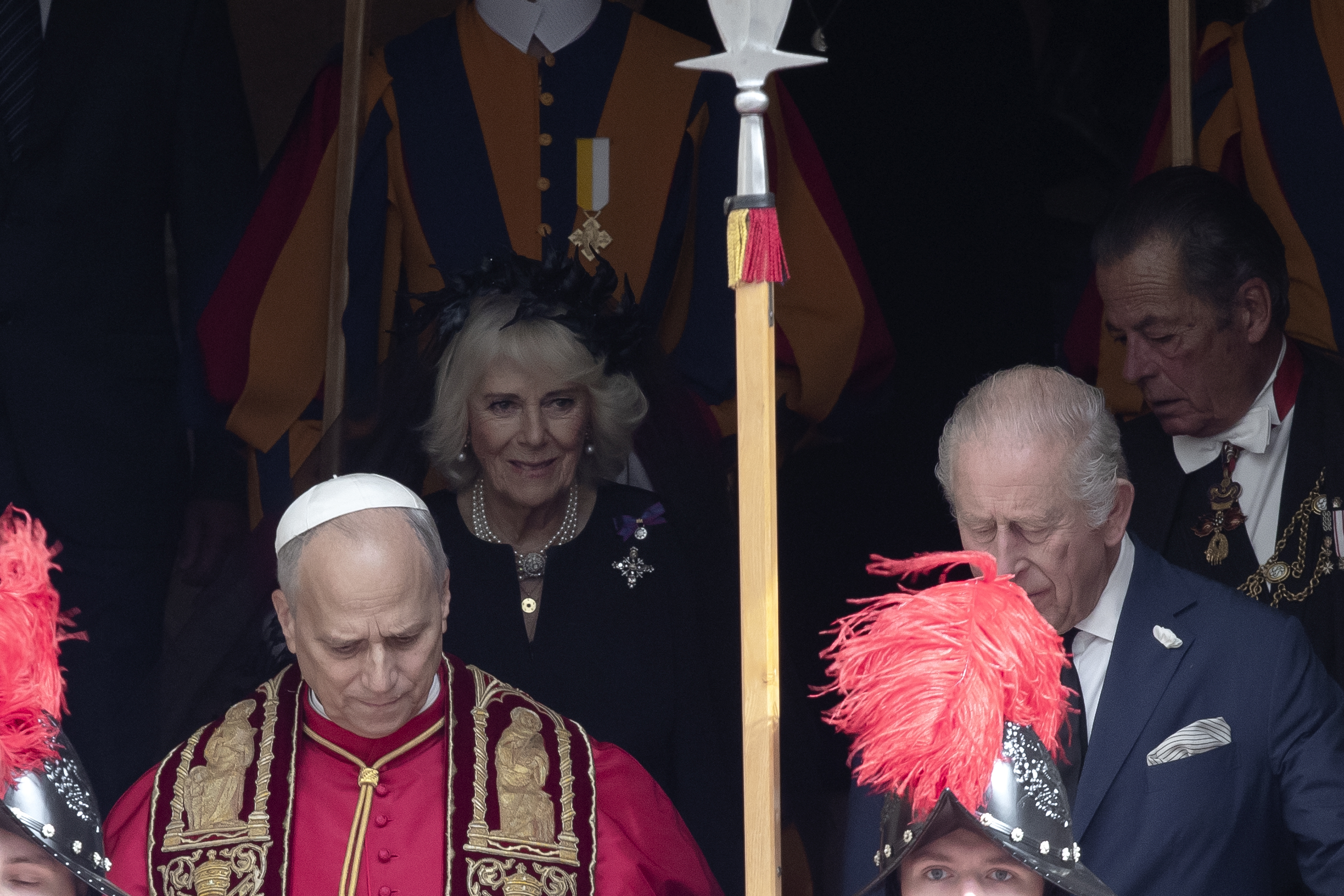 Le pape Léon XIV, le roi Charles III et la reine Camilla dans la cour San Damaso au Vatican après la visite d'État et la prière commune dans la chapelle Sixtine. | Source : Getty Images