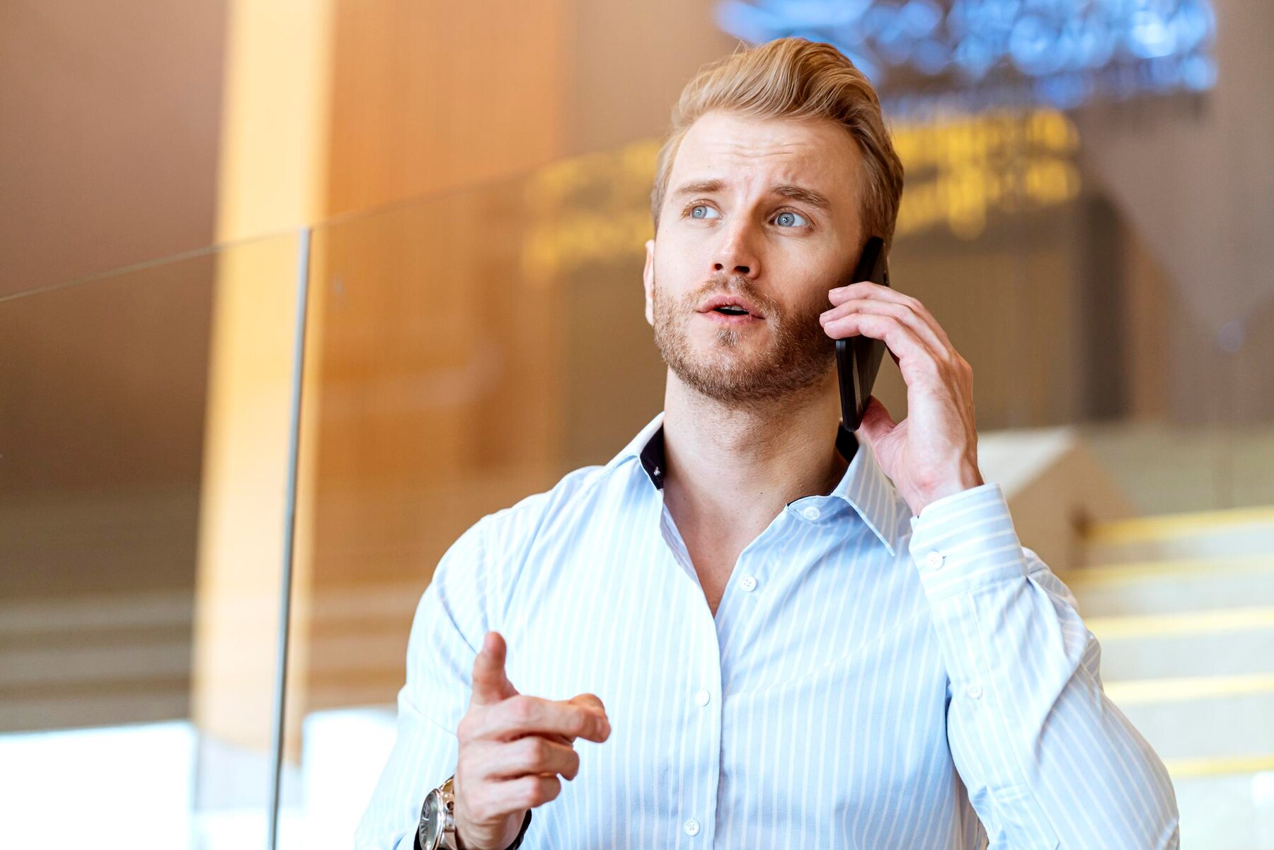 Un homme qui parle au téléphone | Source : Freepik