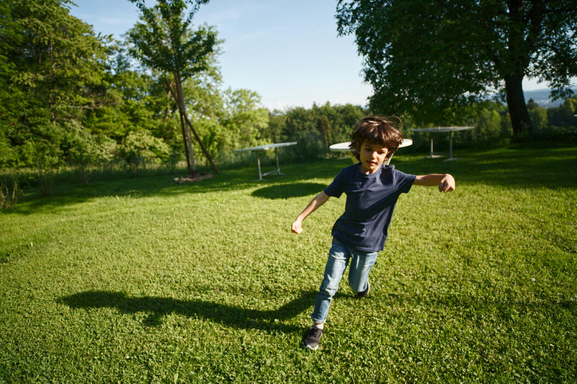 Un garçon joyeux qui court | Source : Pexels