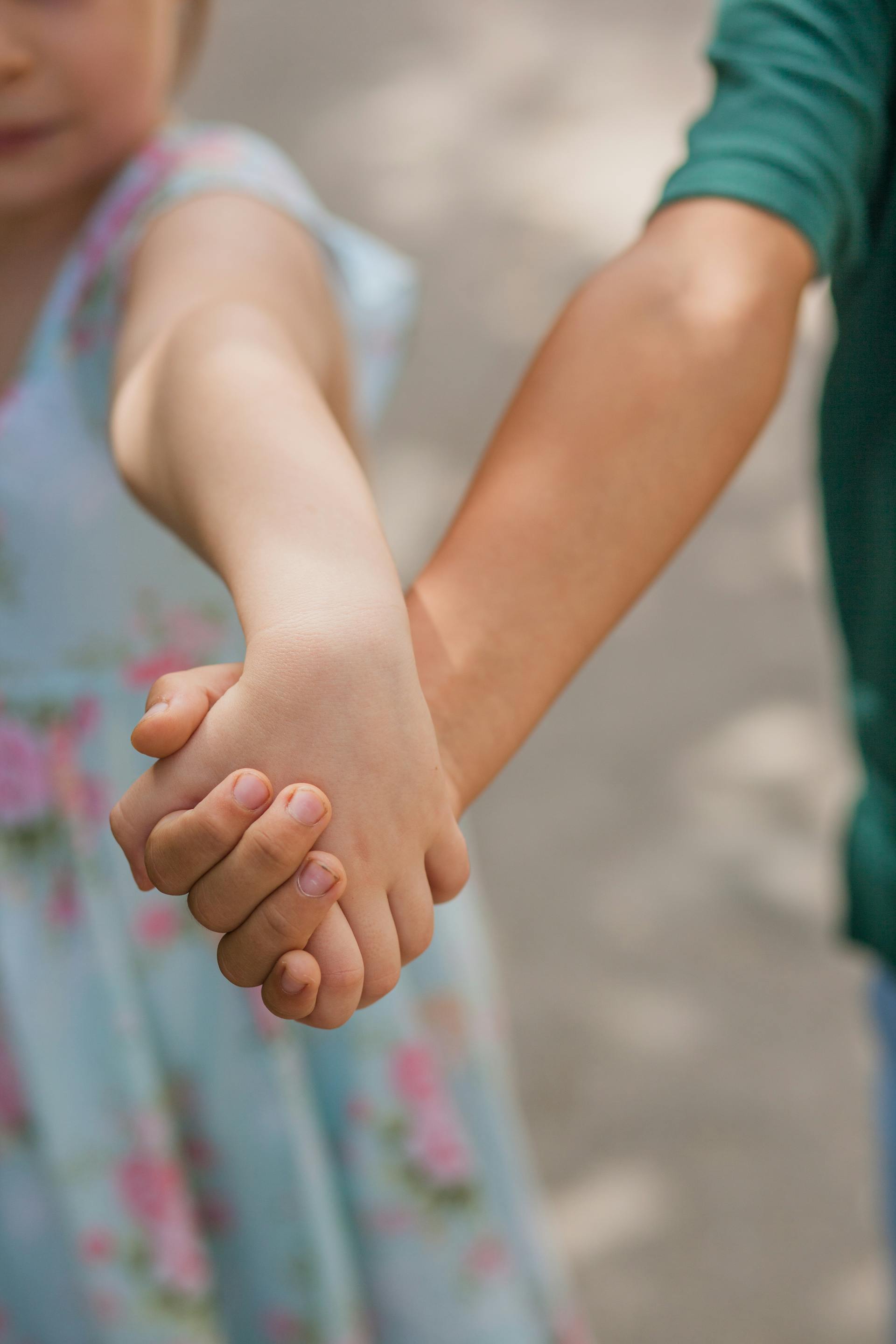 Enfants se tenant par la main | Source : Pexels
