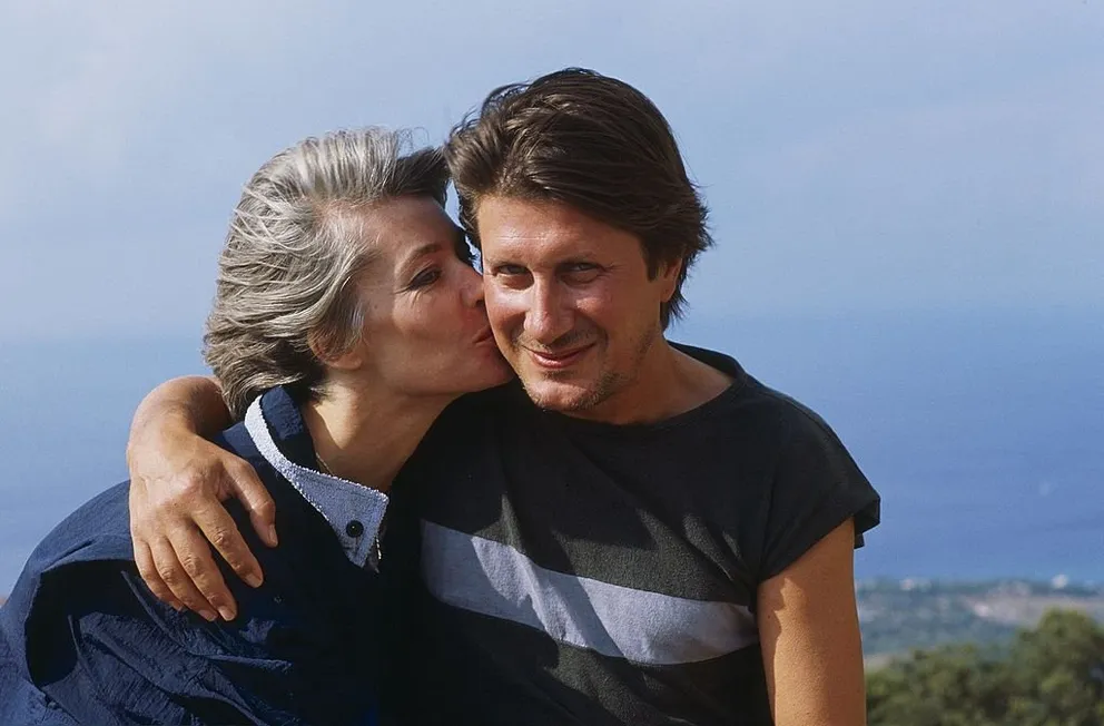 Françoise Hardy embrassant son époux Jacques Dutronc. | Photo : Getty Images